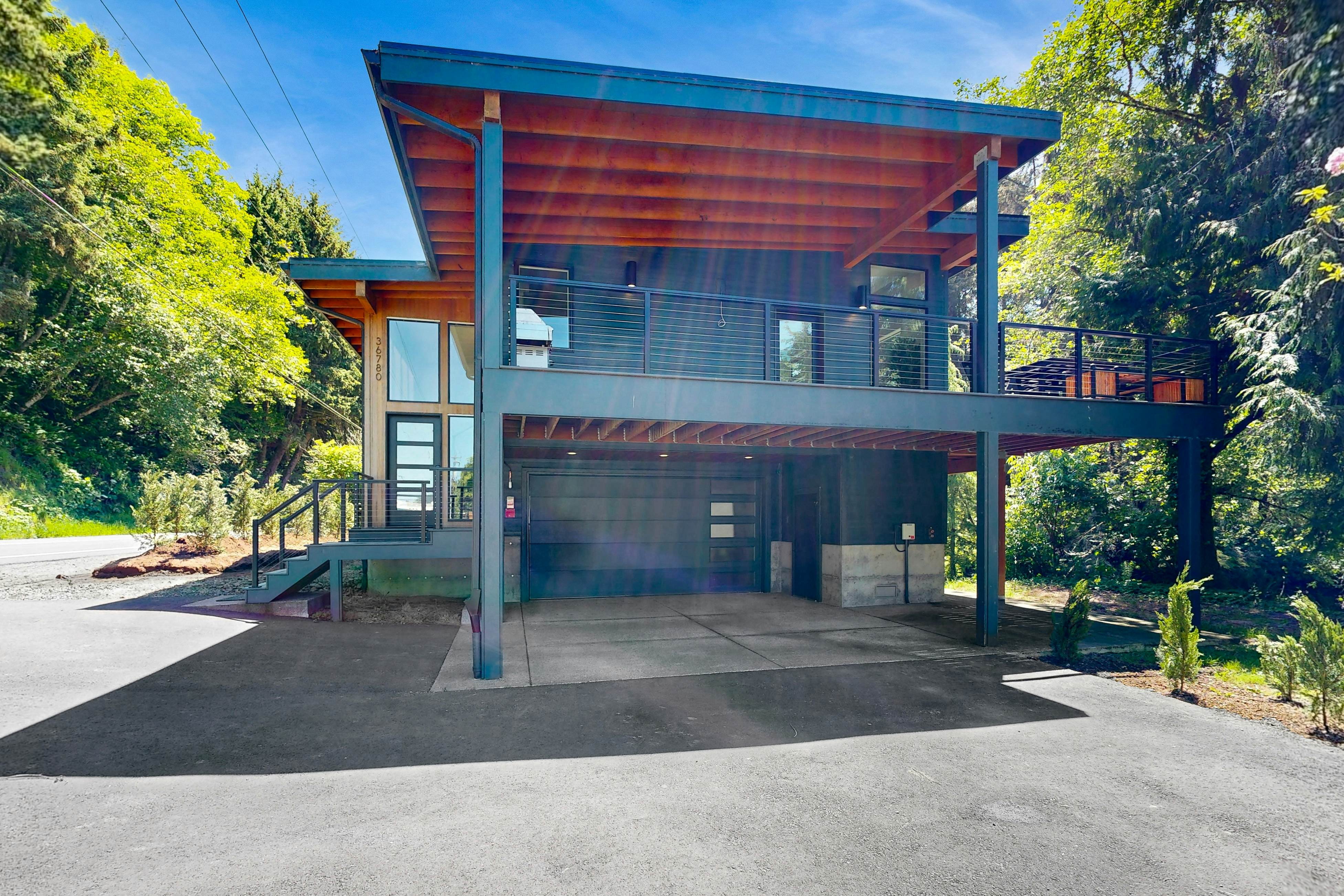 Waterfront Retreat w/ hot tub & cold plunge, sauna, home gym - close to beach