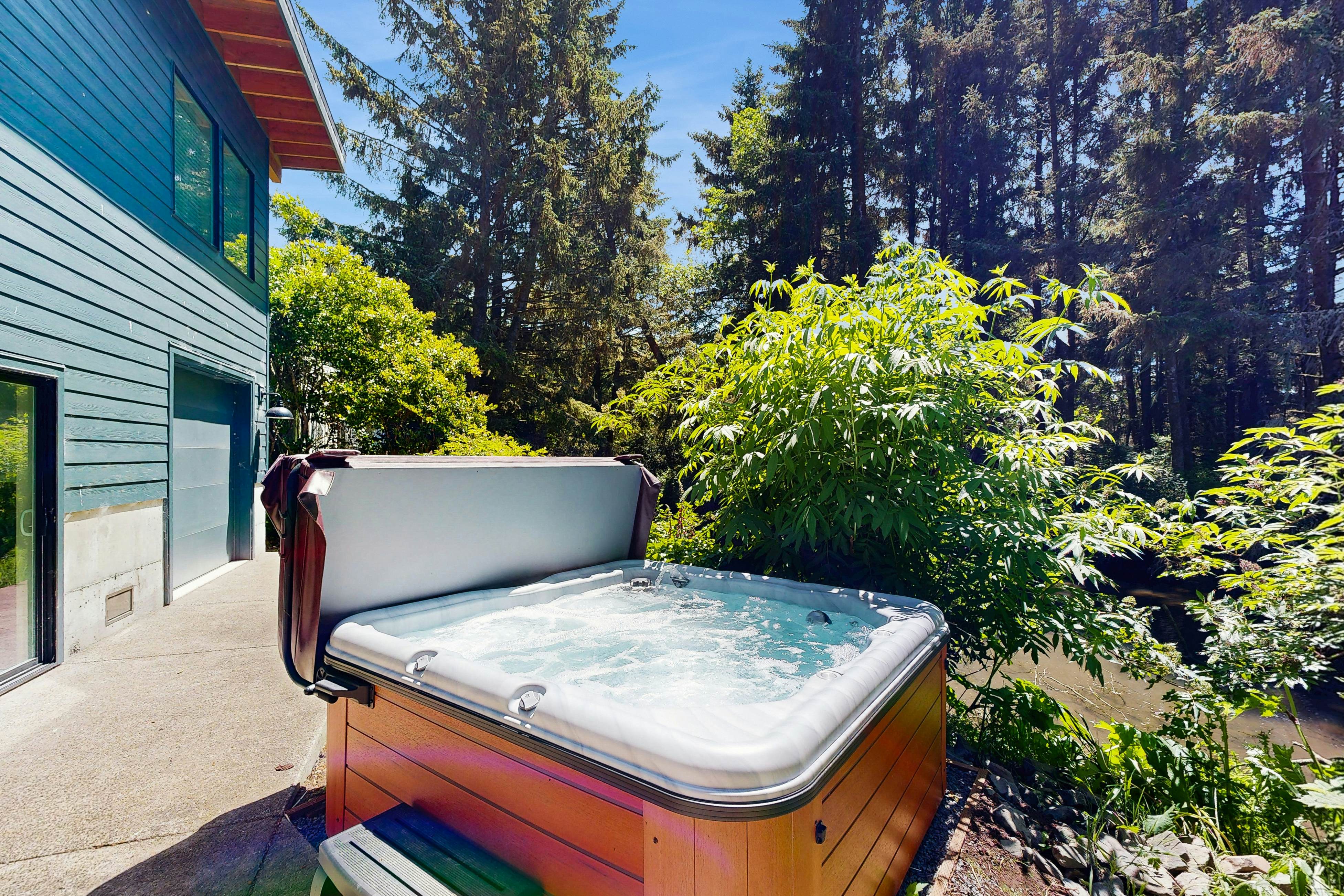 Waterfront Retreat w/ hot tub & cold plunge, sauna, home gym - close to beach