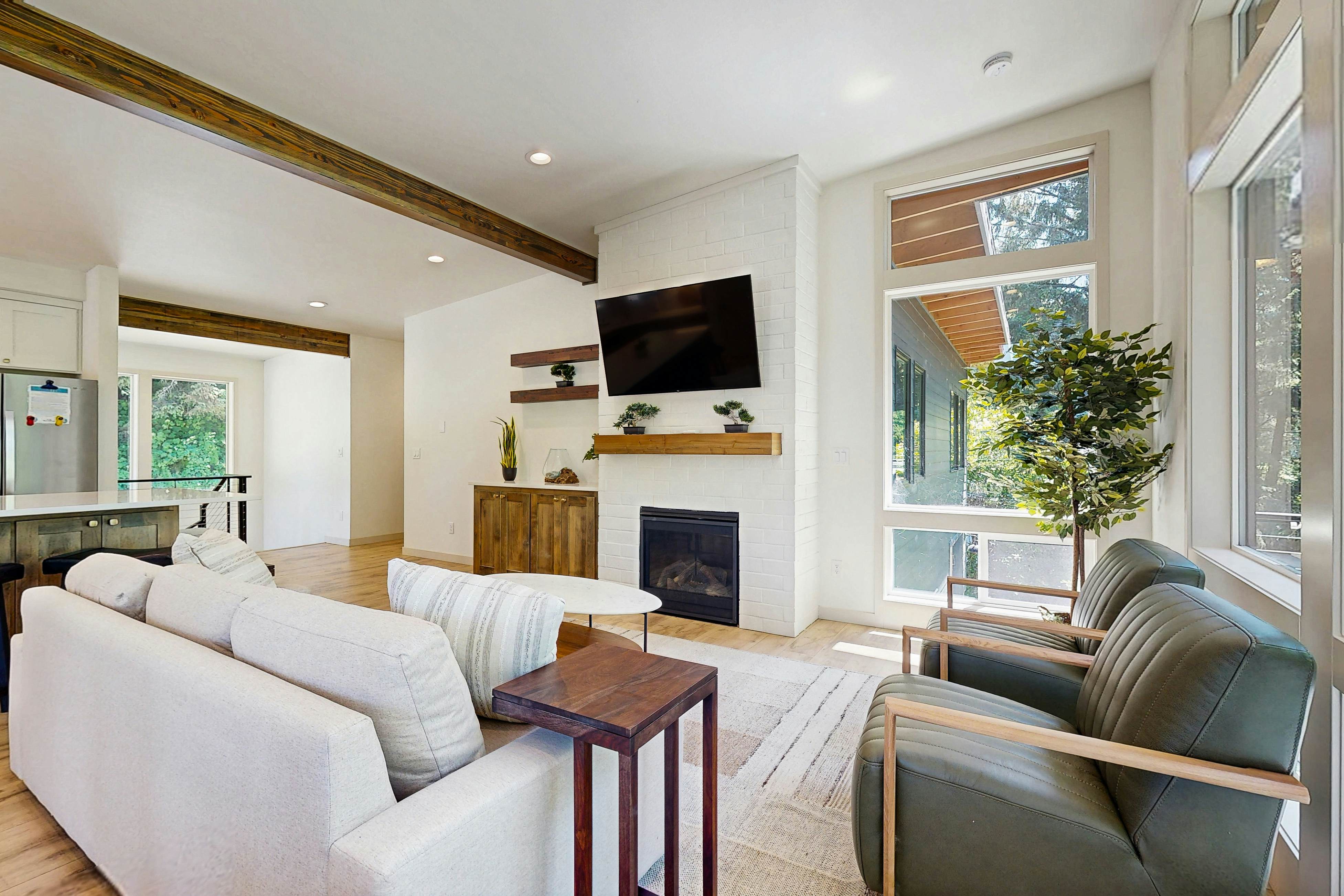 Waterfront Retreat w/ hot tub & cold plunge, sauna, home gym - close to beach