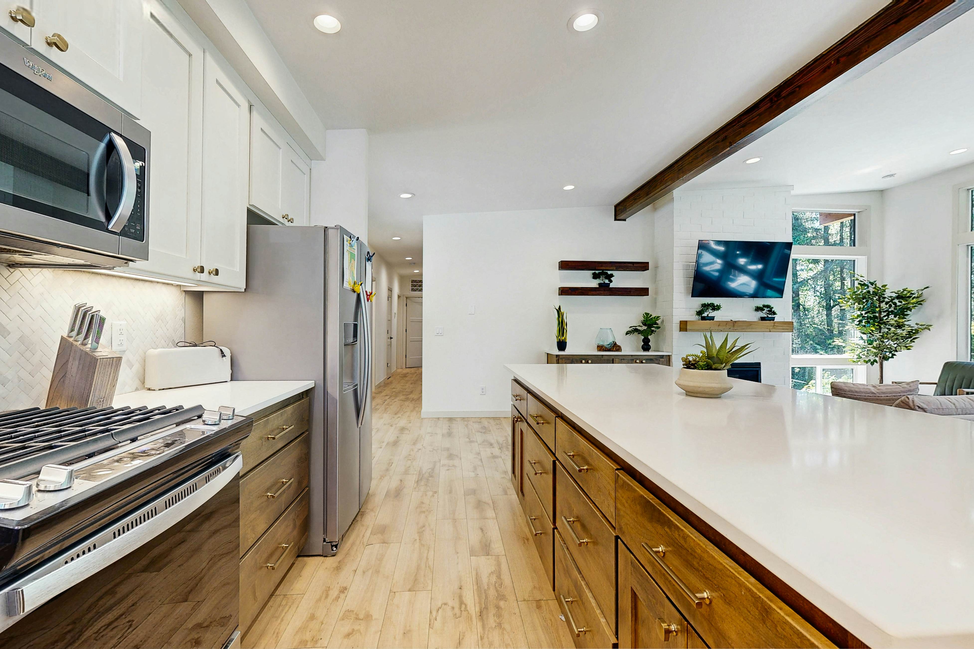 Waterfront Retreat w/ hot tub & cold plunge, sauna, home gym - close to beach