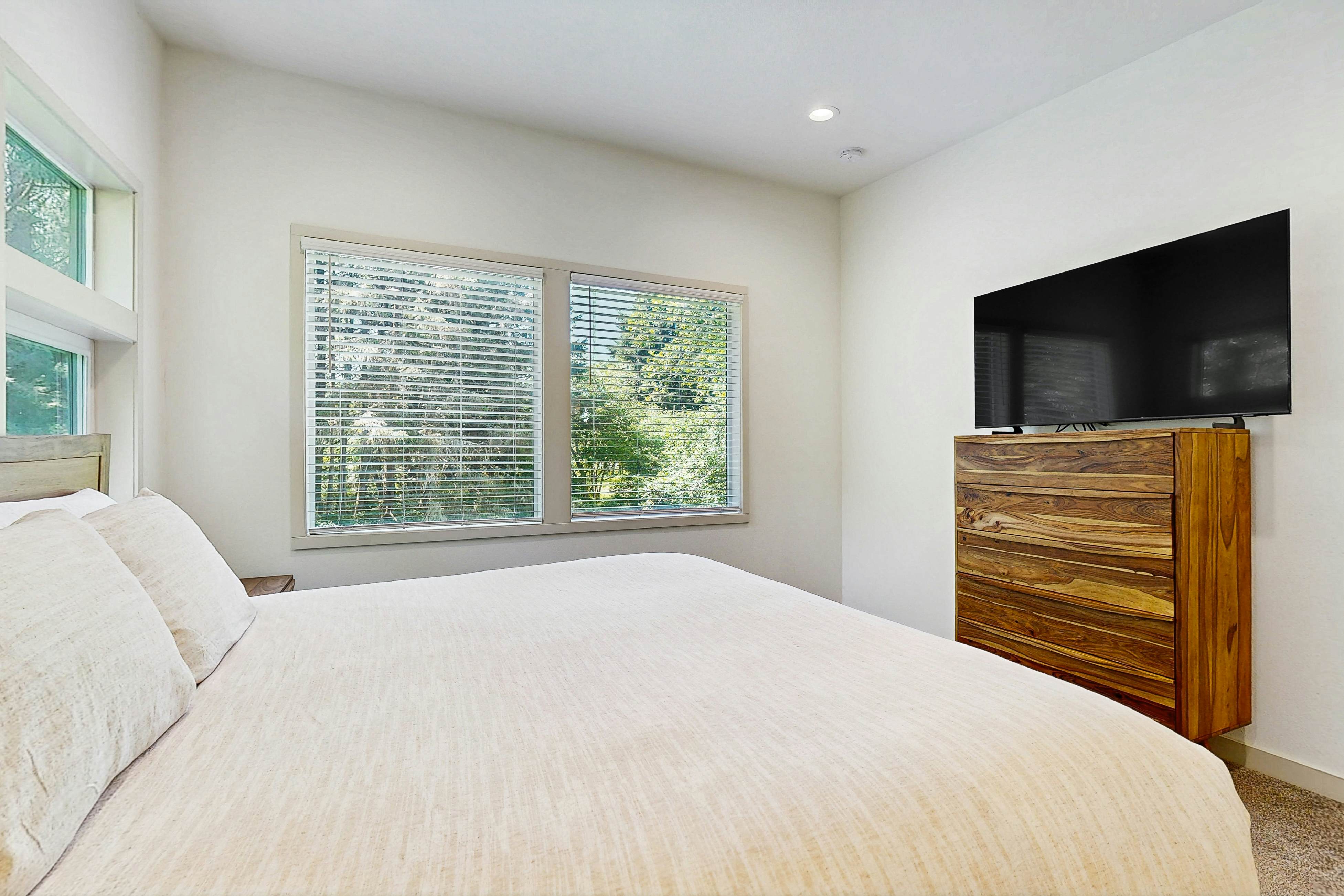 Waterfront Retreat w/ hot tub & cold plunge, sauna, home gym - close to beach