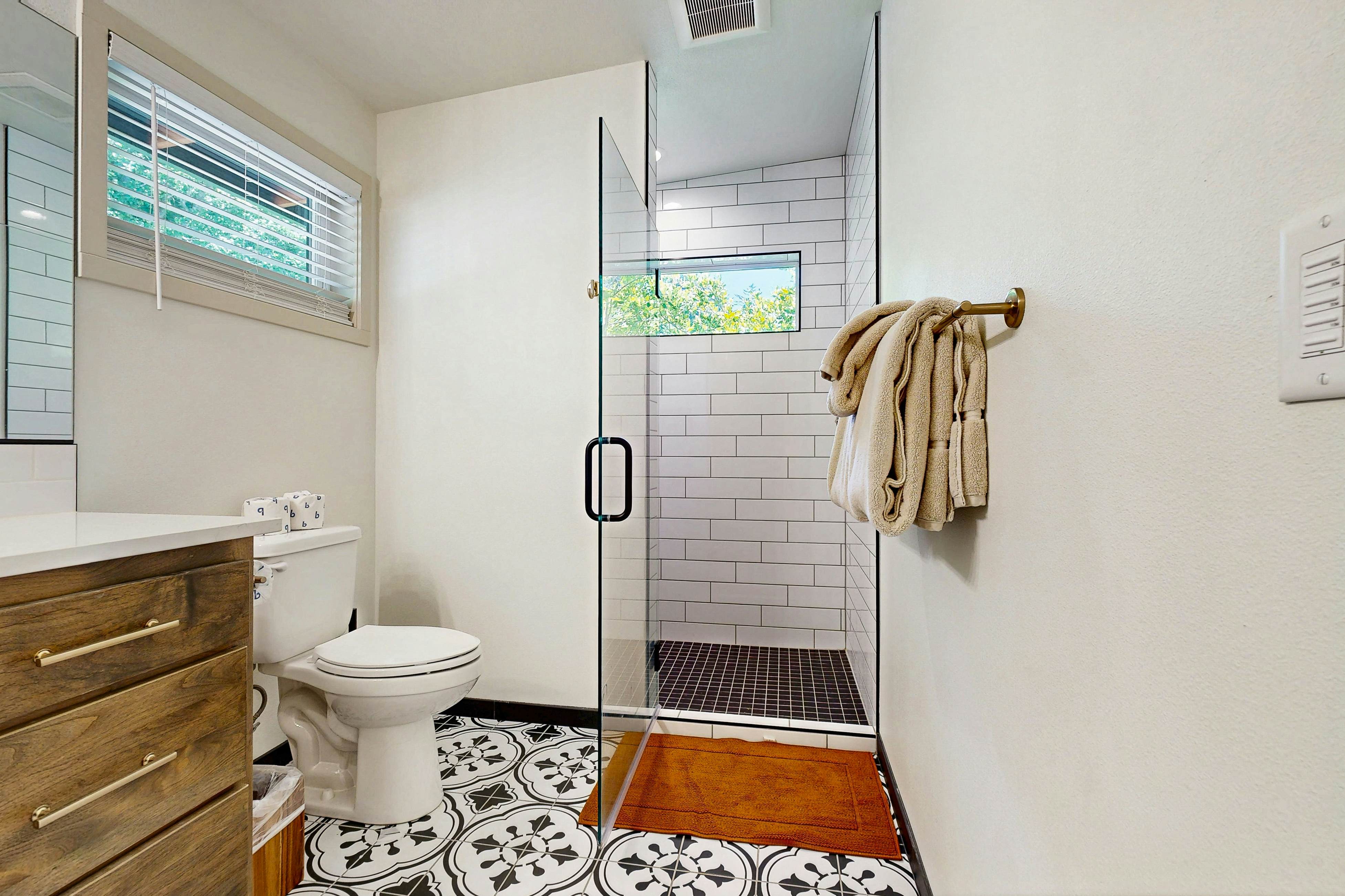 Waterfront Retreat w/ hot tub & cold plunge, sauna, home gym - close to beach