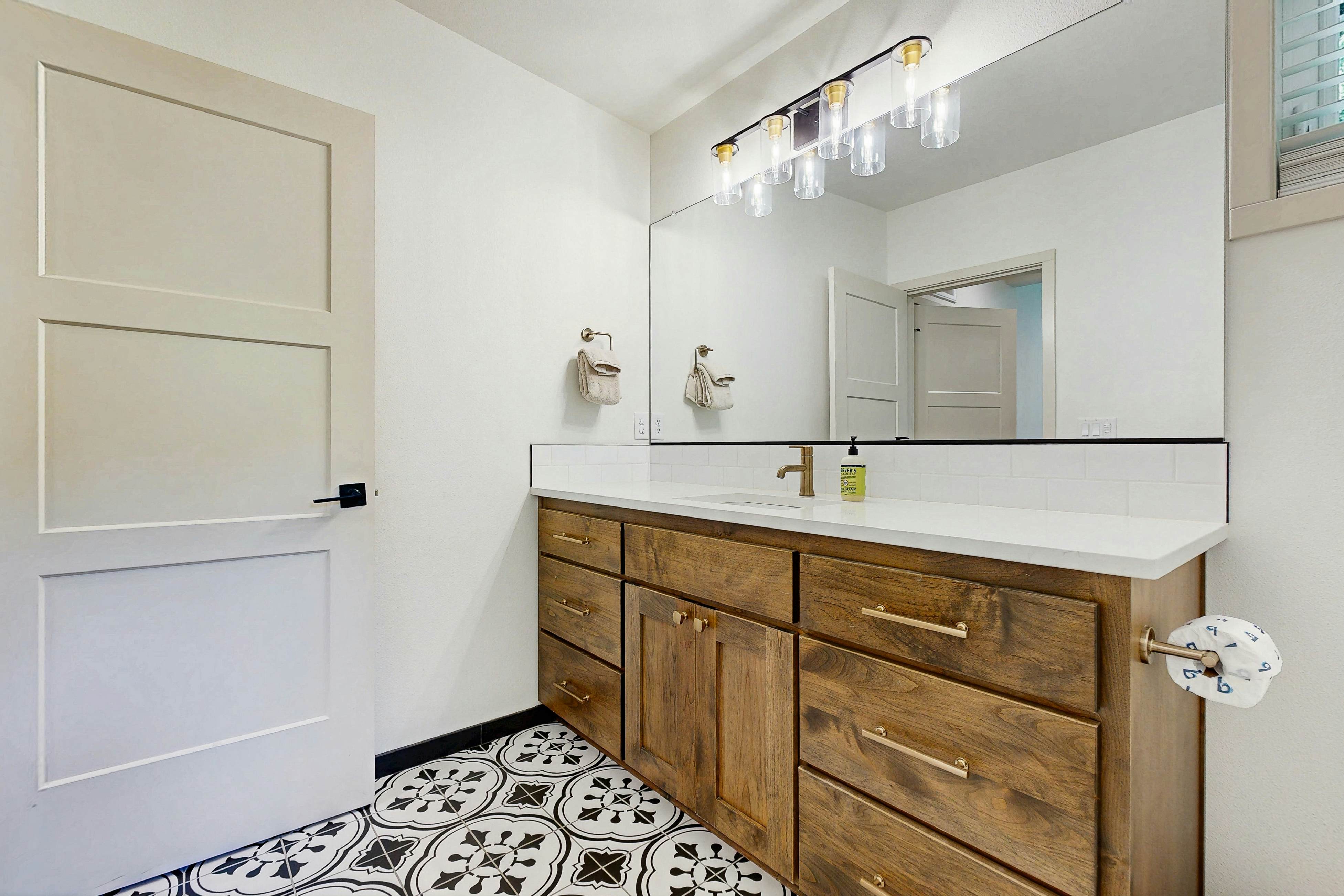 Waterfront Retreat w/ hot tub & cold plunge, sauna, home gym - close to beach