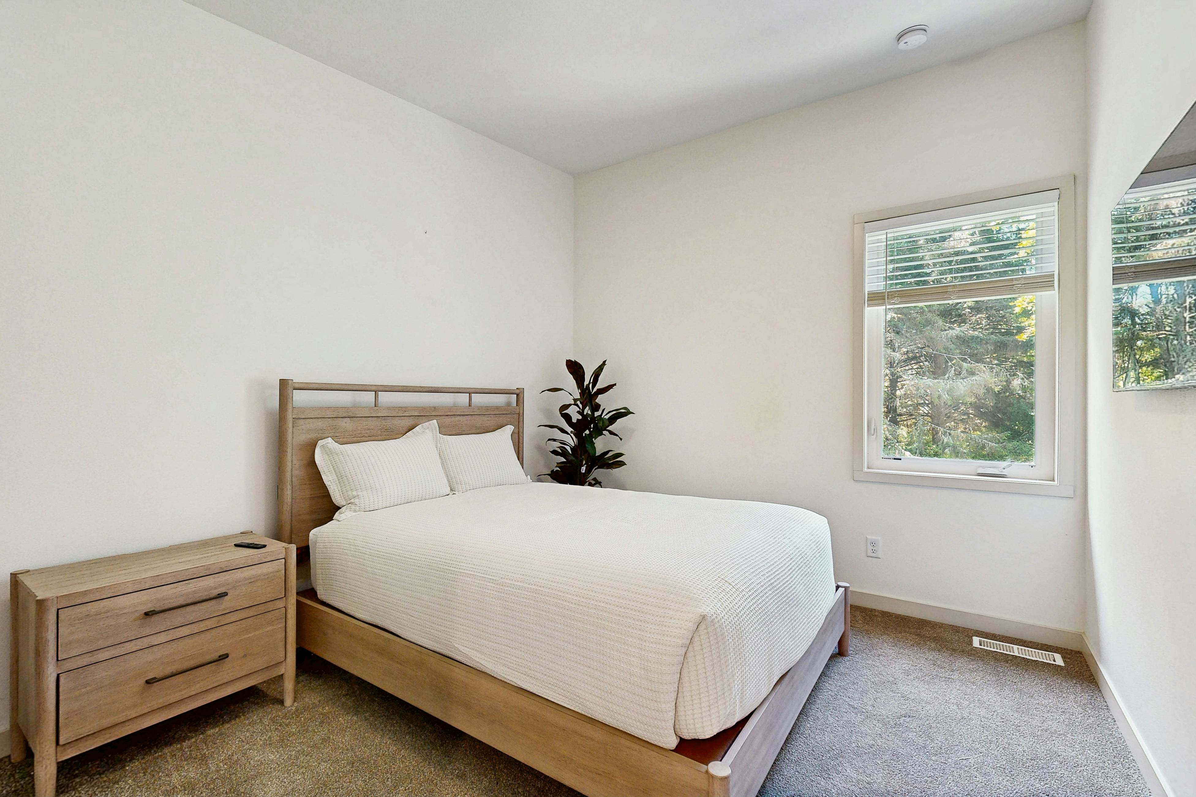 Waterfront Retreat w/ hot tub & cold plunge, sauna, home gym - close to beach