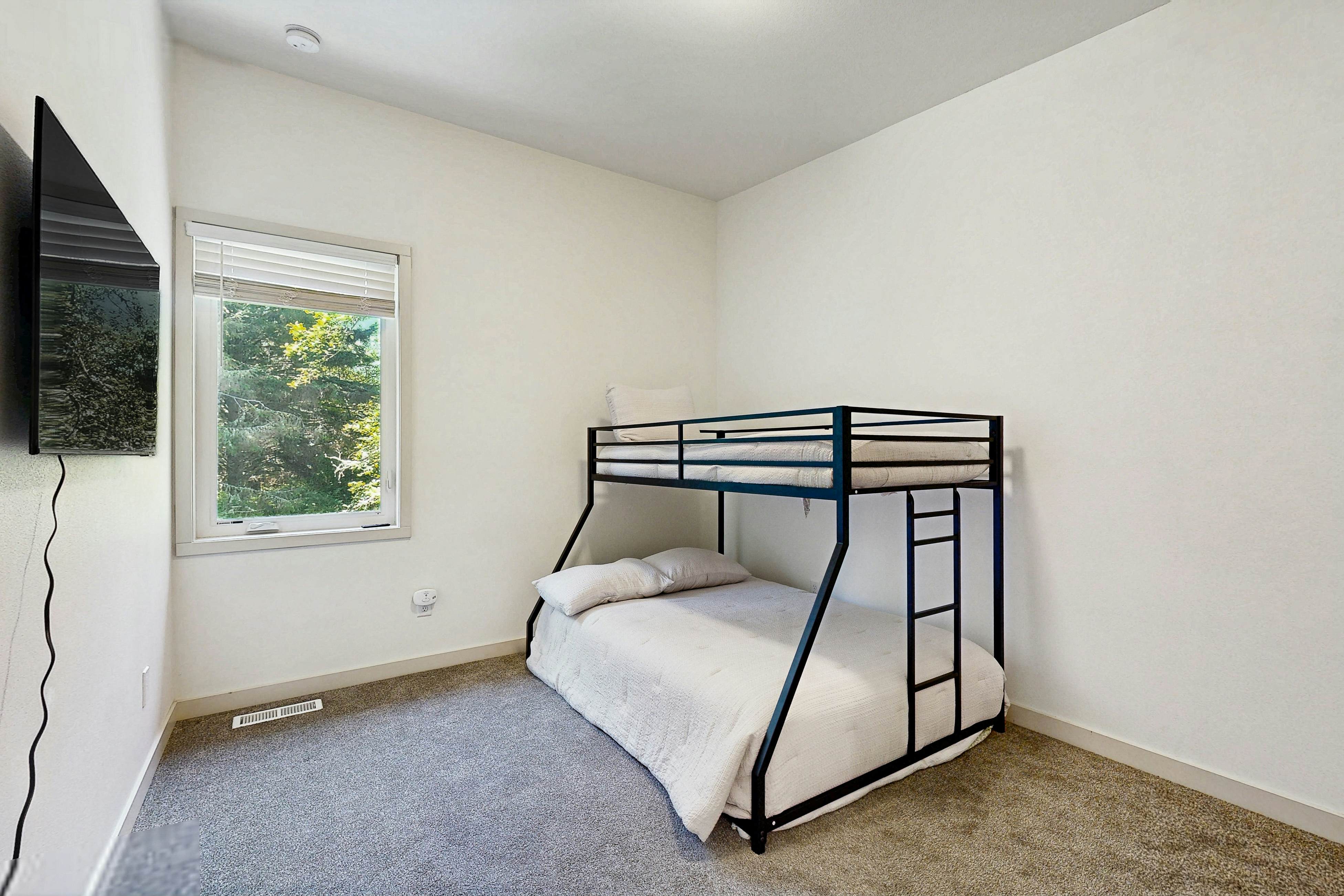 Waterfront Retreat w/ hot tub & cold plunge, sauna, home gym - close to beach