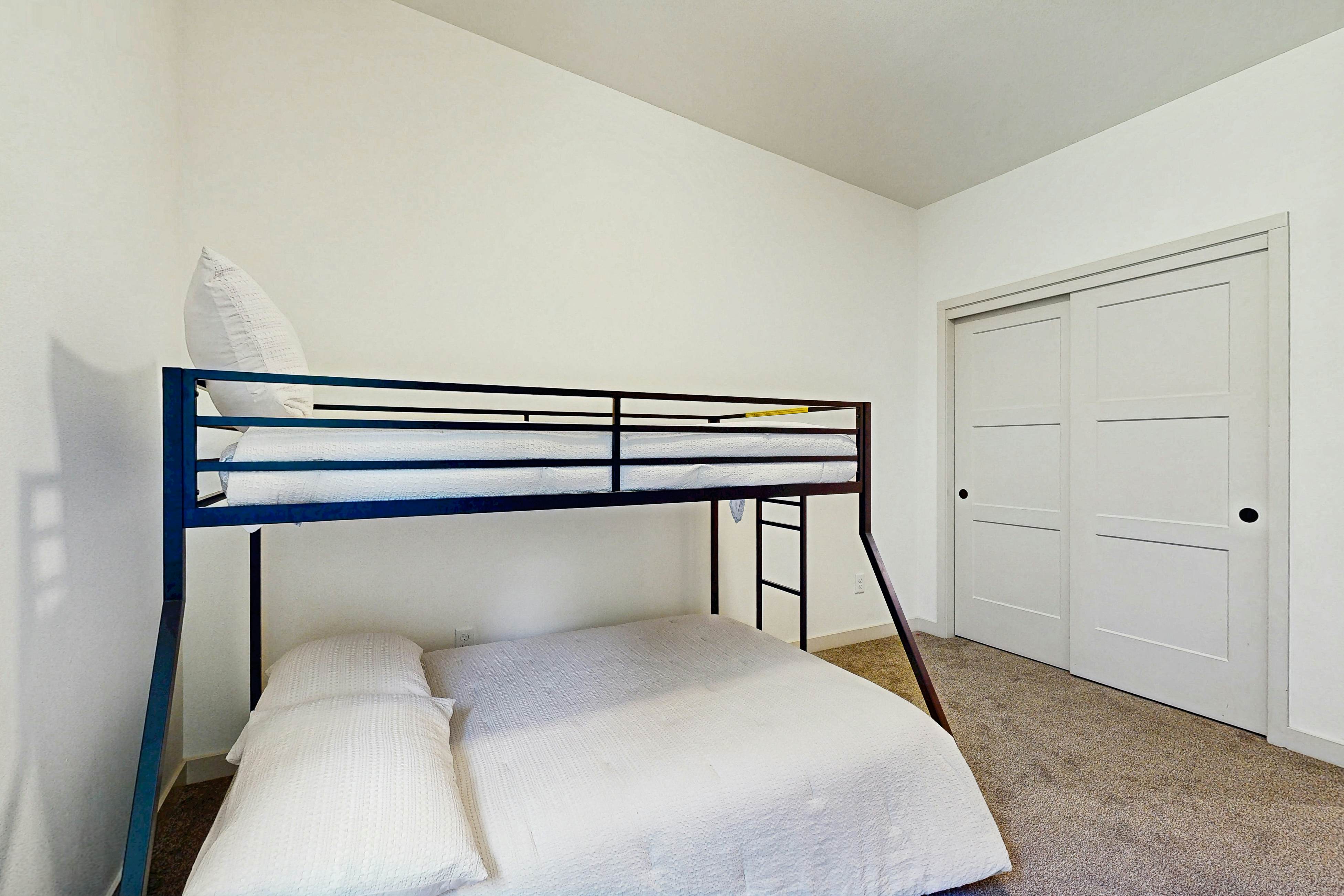 Waterfront Retreat w/ hot tub & cold plunge, sauna, home gym - close to beach