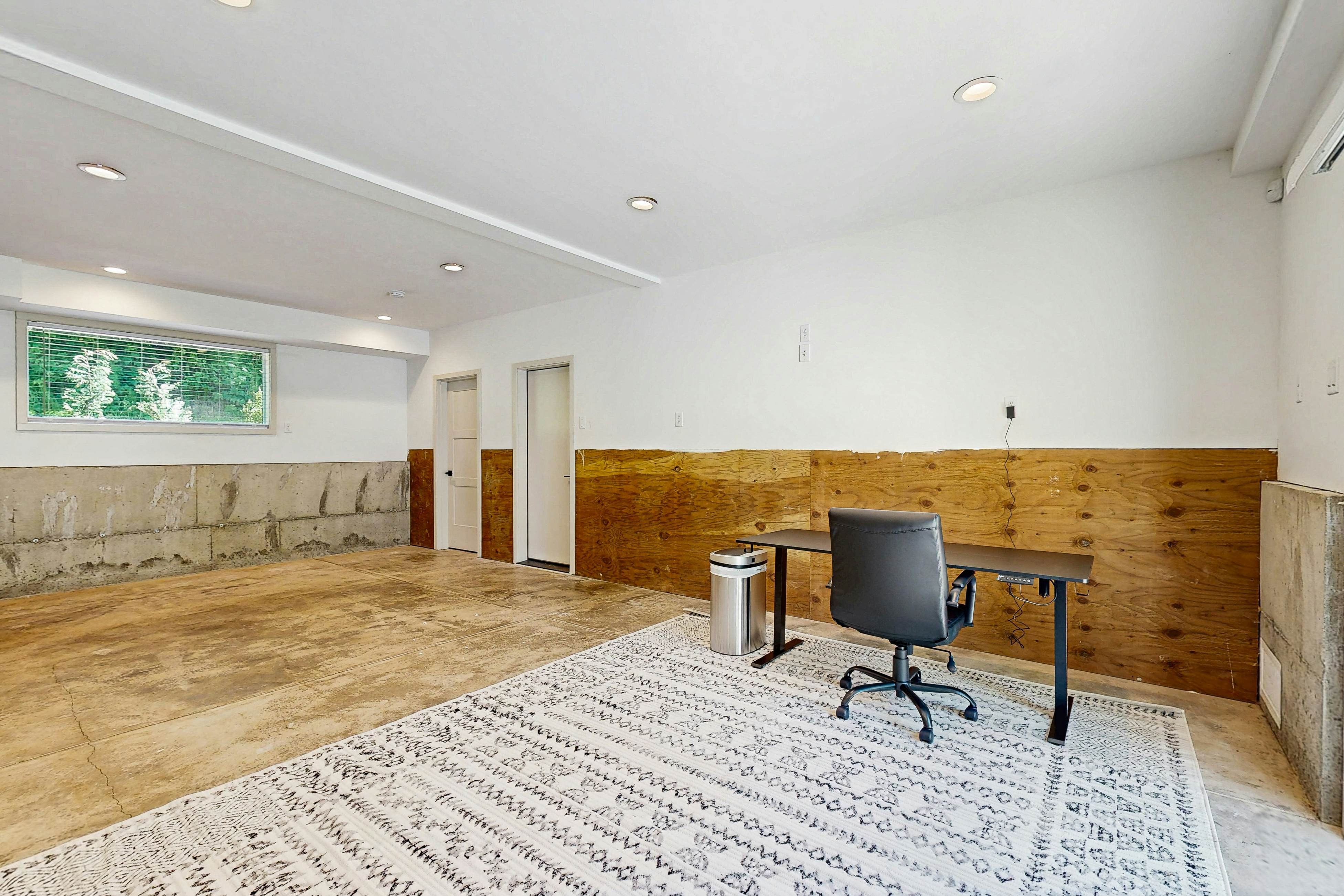 Waterfront Retreat w/ hot tub & cold plunge, sauna, home gym - close to beach