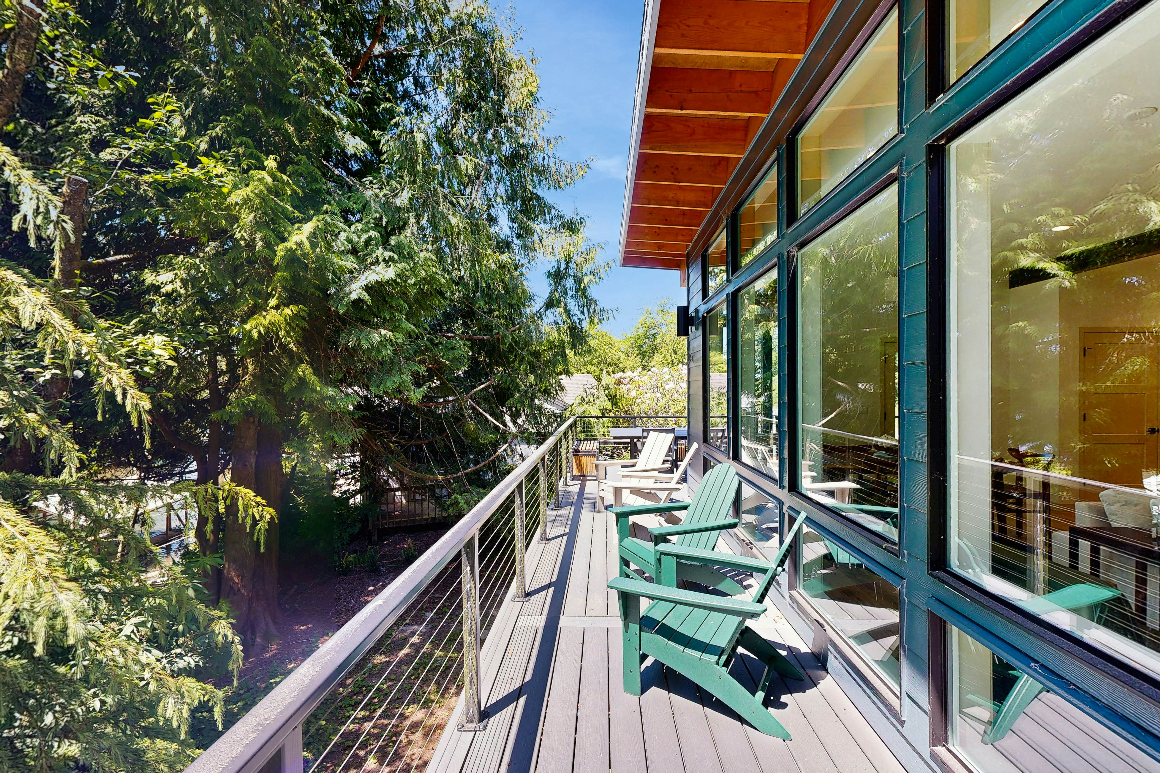 Waterfront Retreat w/ hot tub & cold plunge, sauna, home gym - close to beach