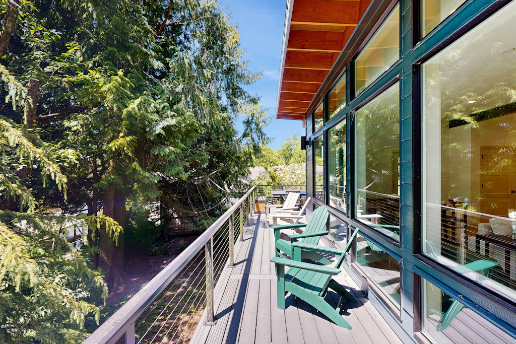 Modern Coastal Wellness Retreat with Hot Tub, Sauna & Cold Plunge