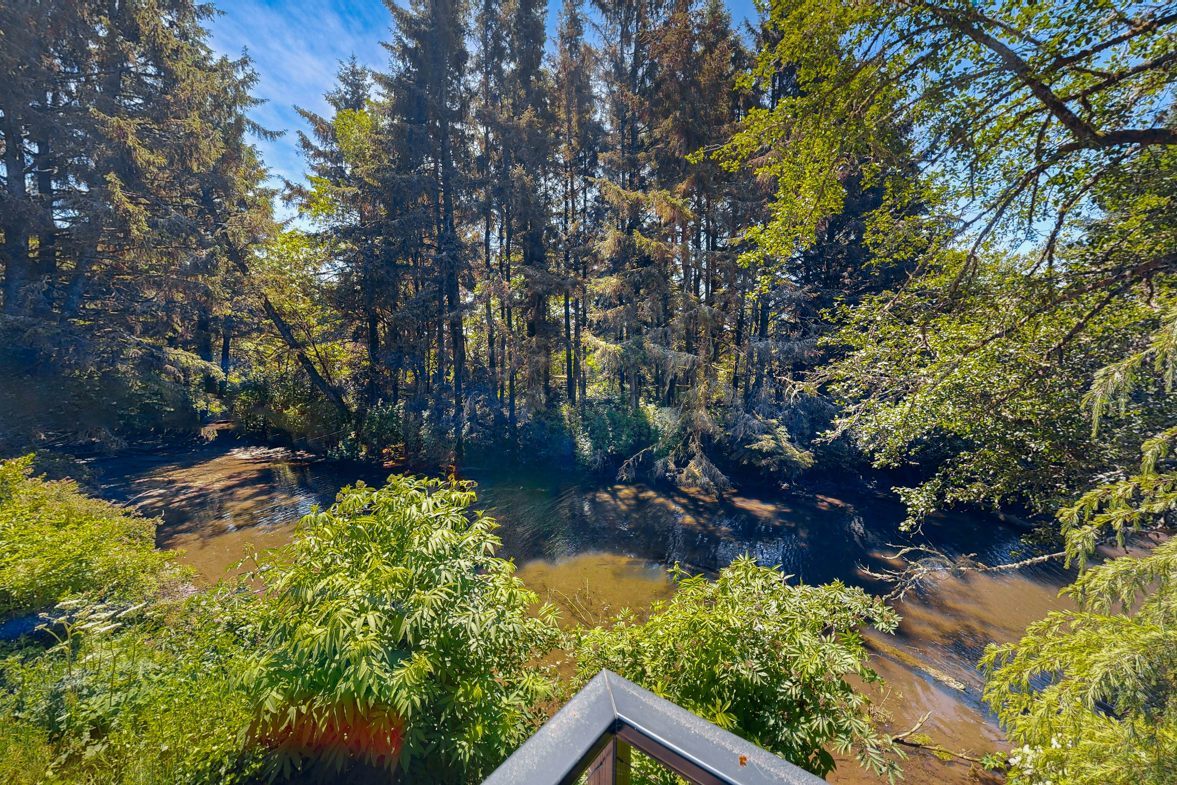 Waterfront Retreat w/ hot tub & cold plunge, sauna, home gym - close to beach