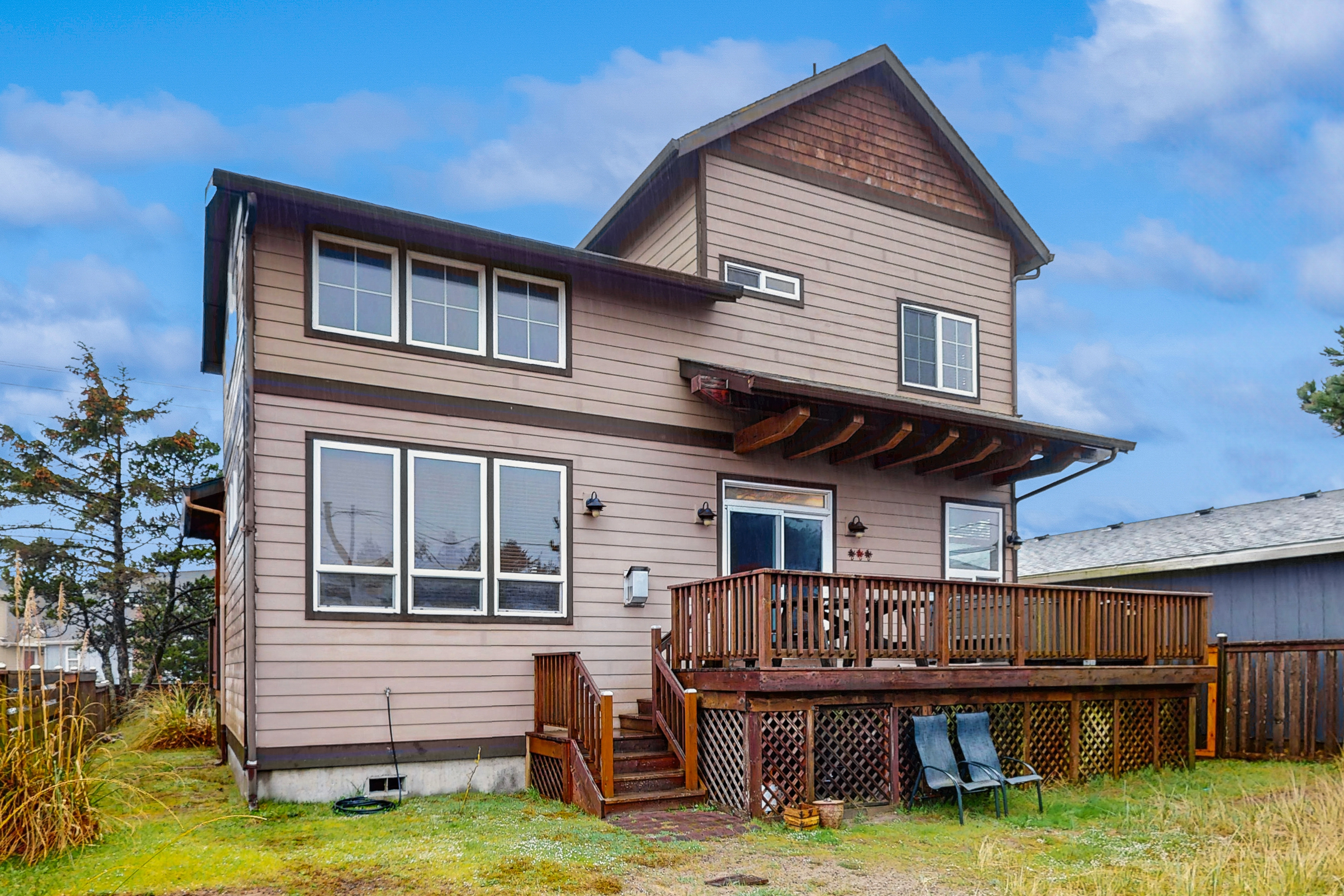 Family friendly home with private hot tub fireplace and BBQ close to beach