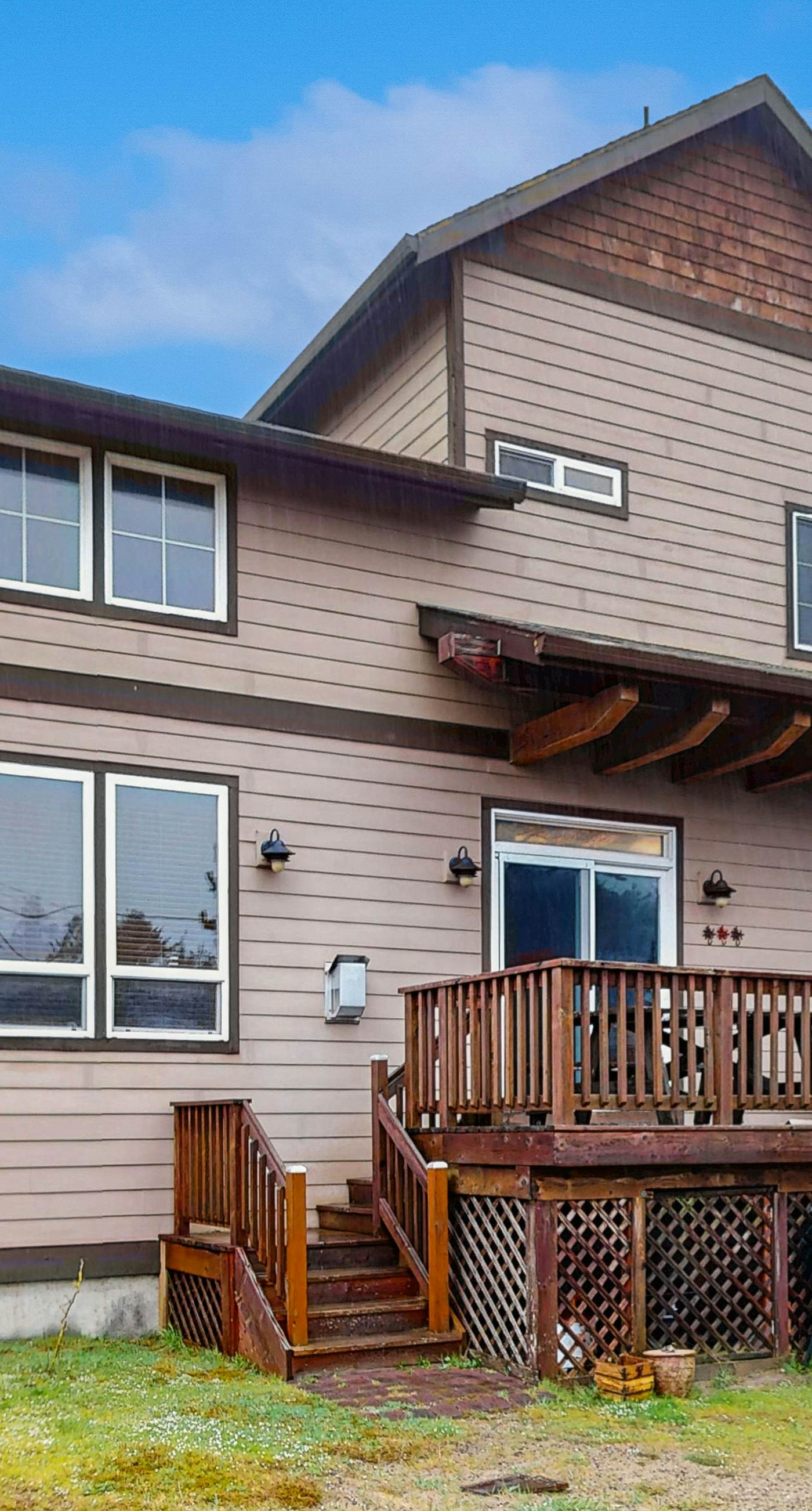 Family friendly home with private hot tub fireplace and BBQ close to beach