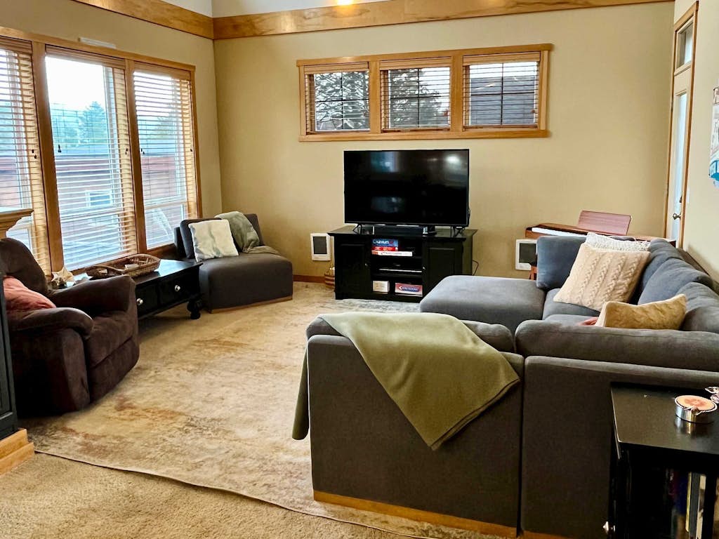 Family friendly home with private hot tub fireplace and BBQ close to beach