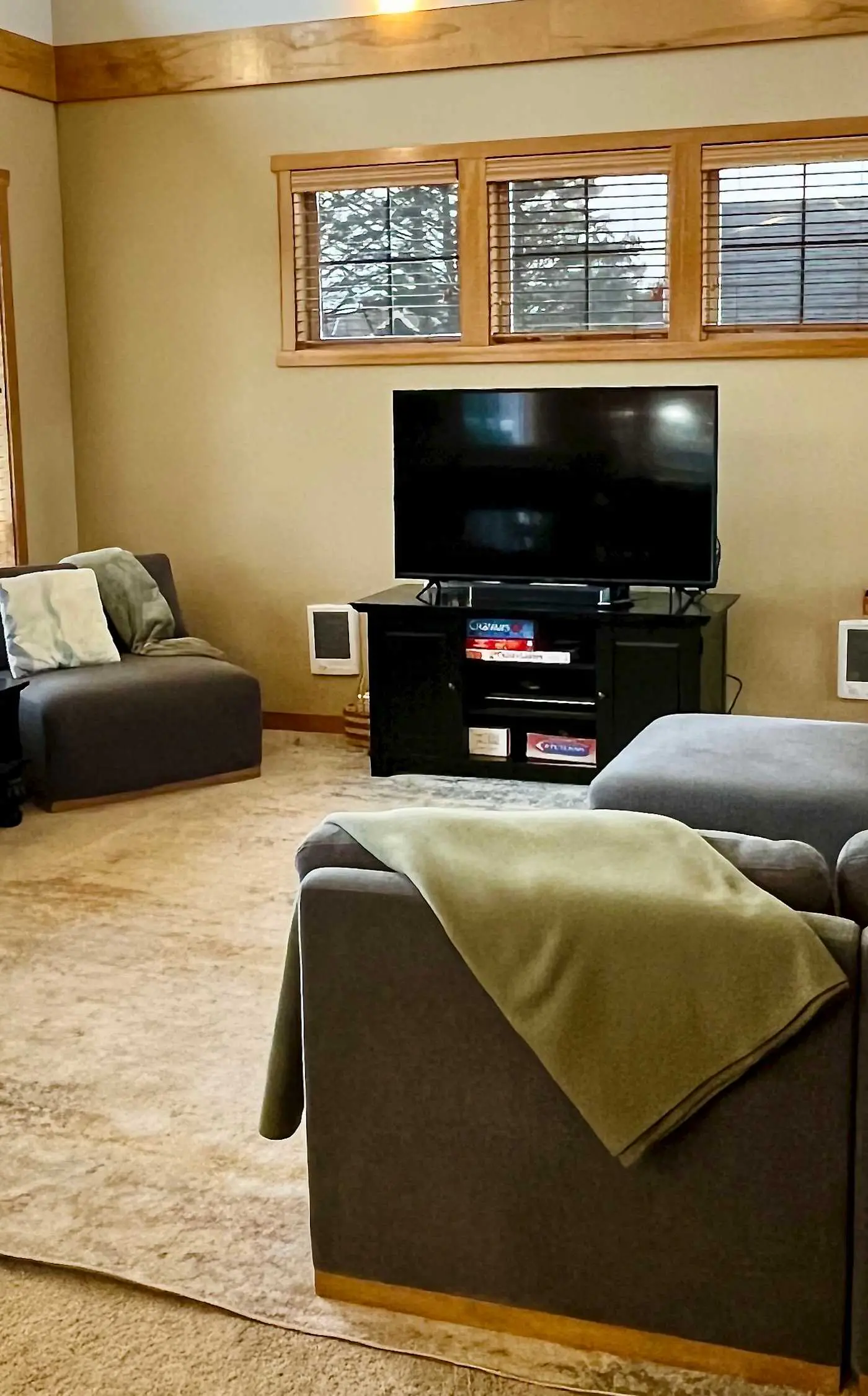 Family friendly home with private hot tub fireplace and BBQ close to beach