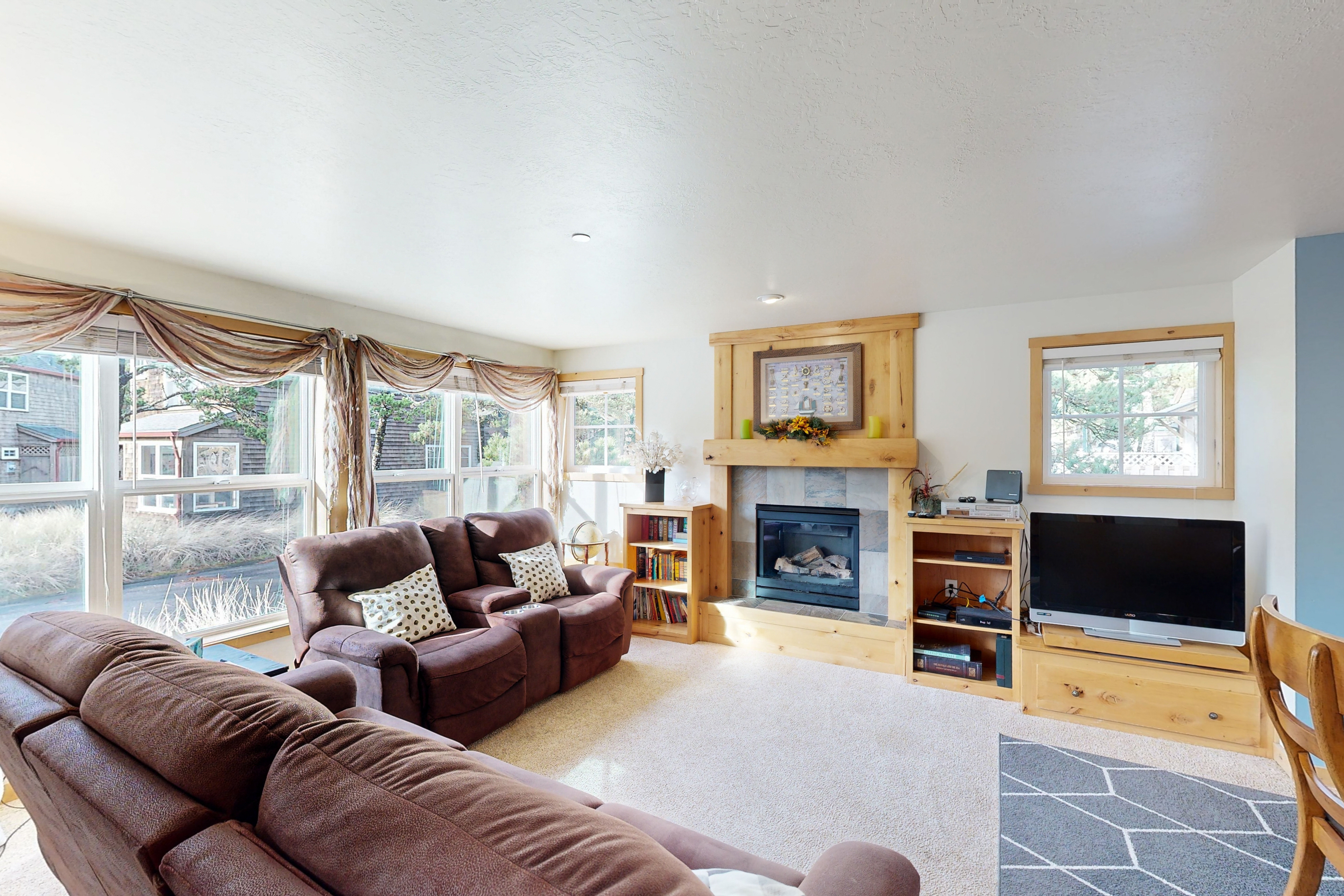 Coastal home walking distance to the beach with outdoor shower and fireplace