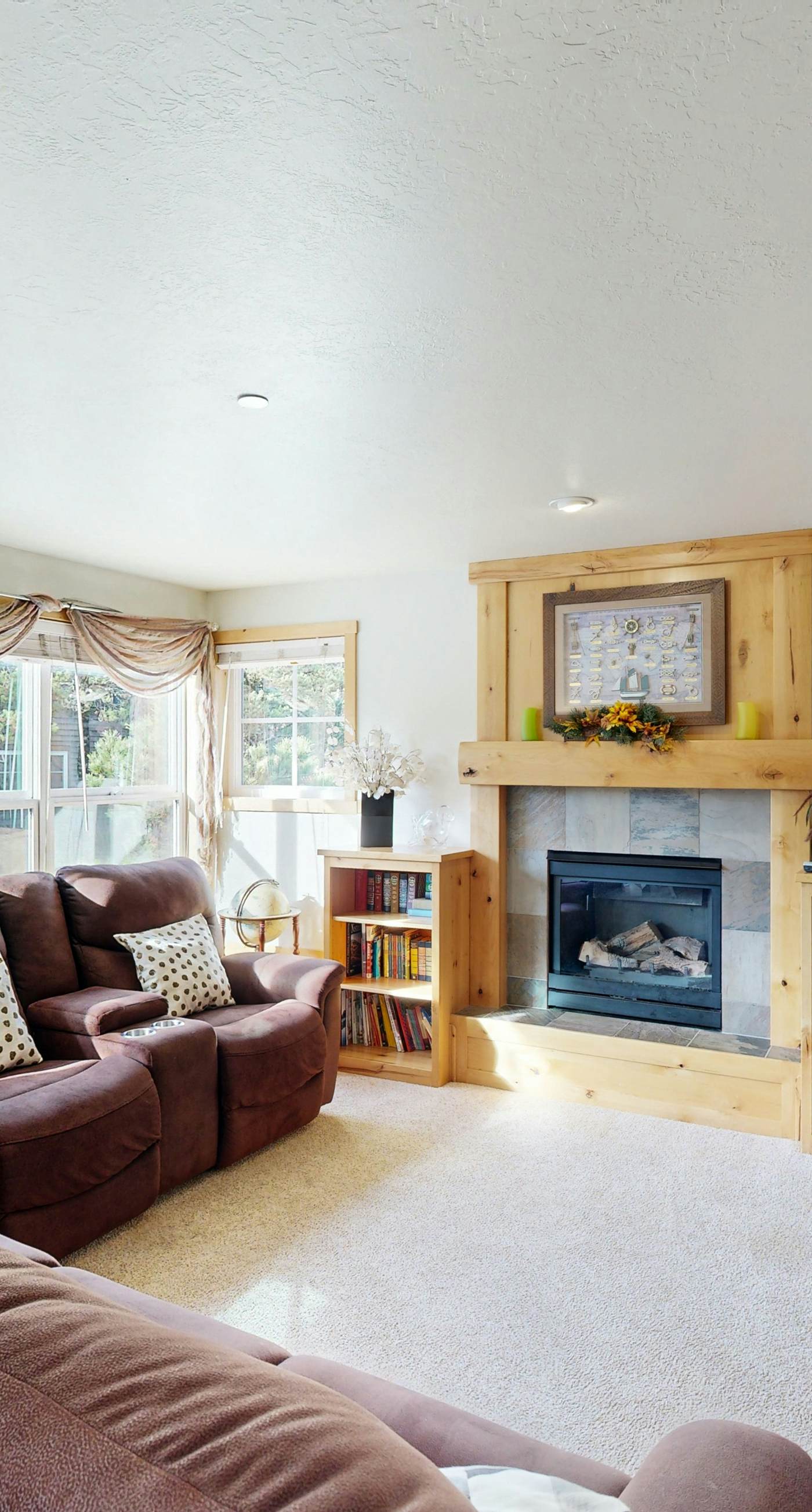 Coastal home walking distance to the beach with outdoor shower and fireplace