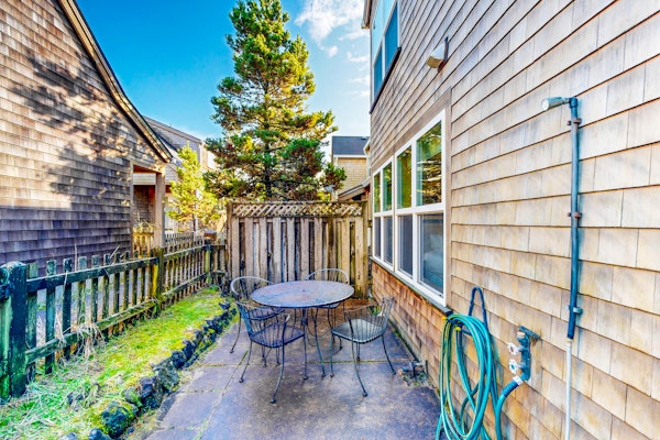 Coastal home walking distance to the beach with outdoor shower and fireplace