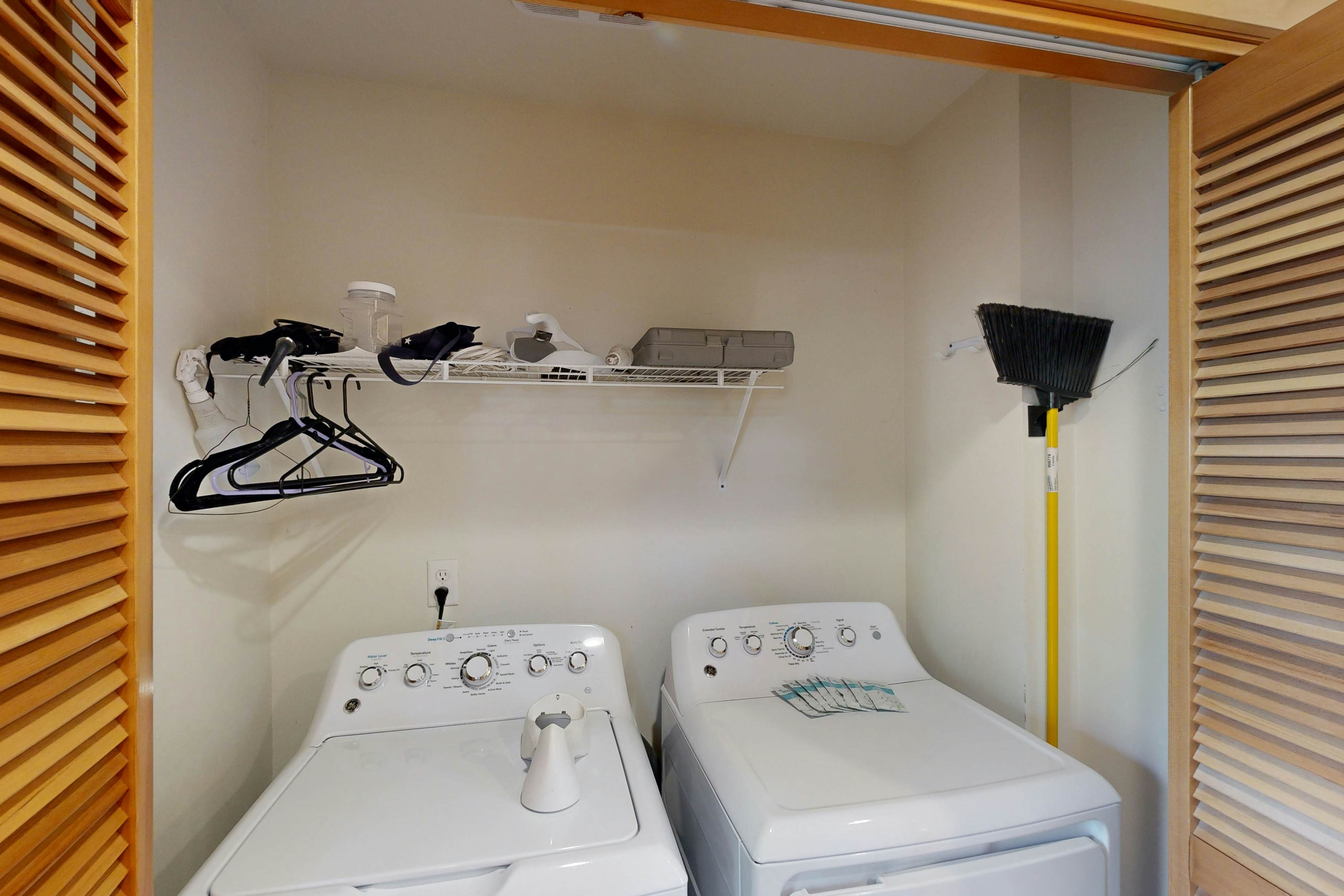 Coastal home walking distance to the beach with outdoor shower & fireplace