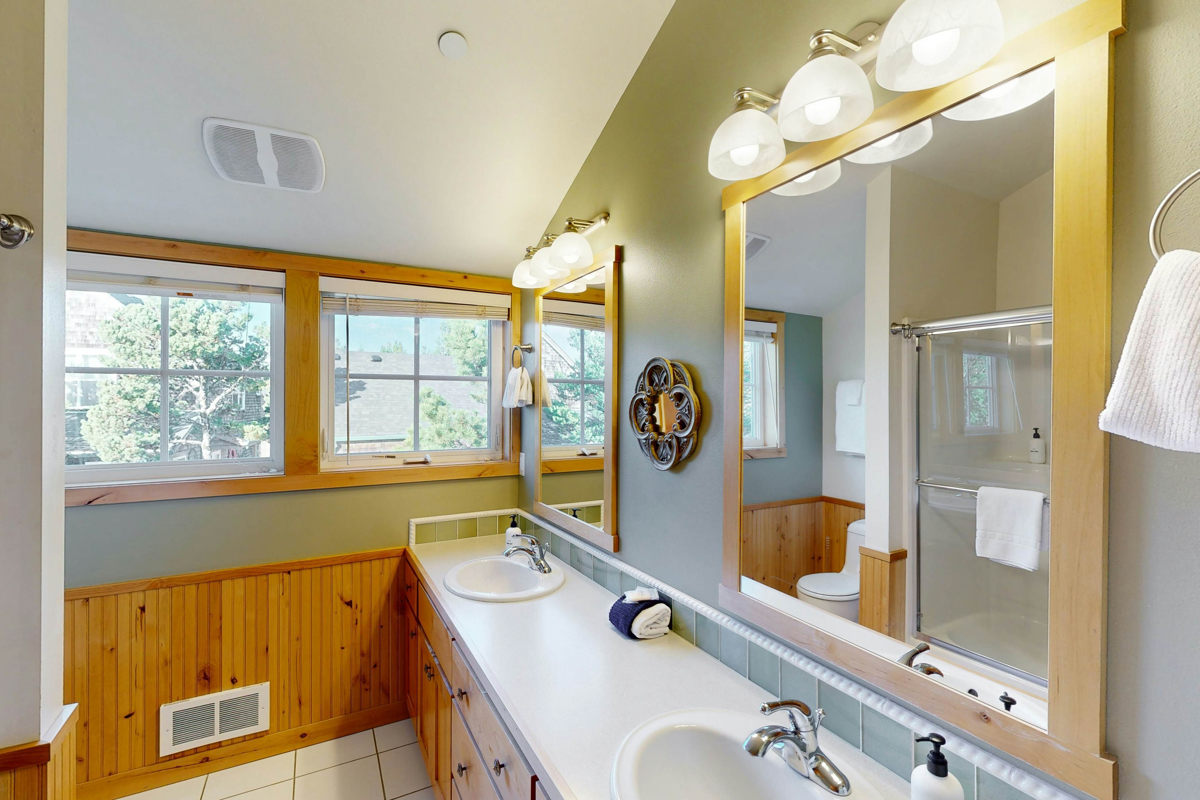 Coastal home walking distance to the beach with outdoor shower & fireplace