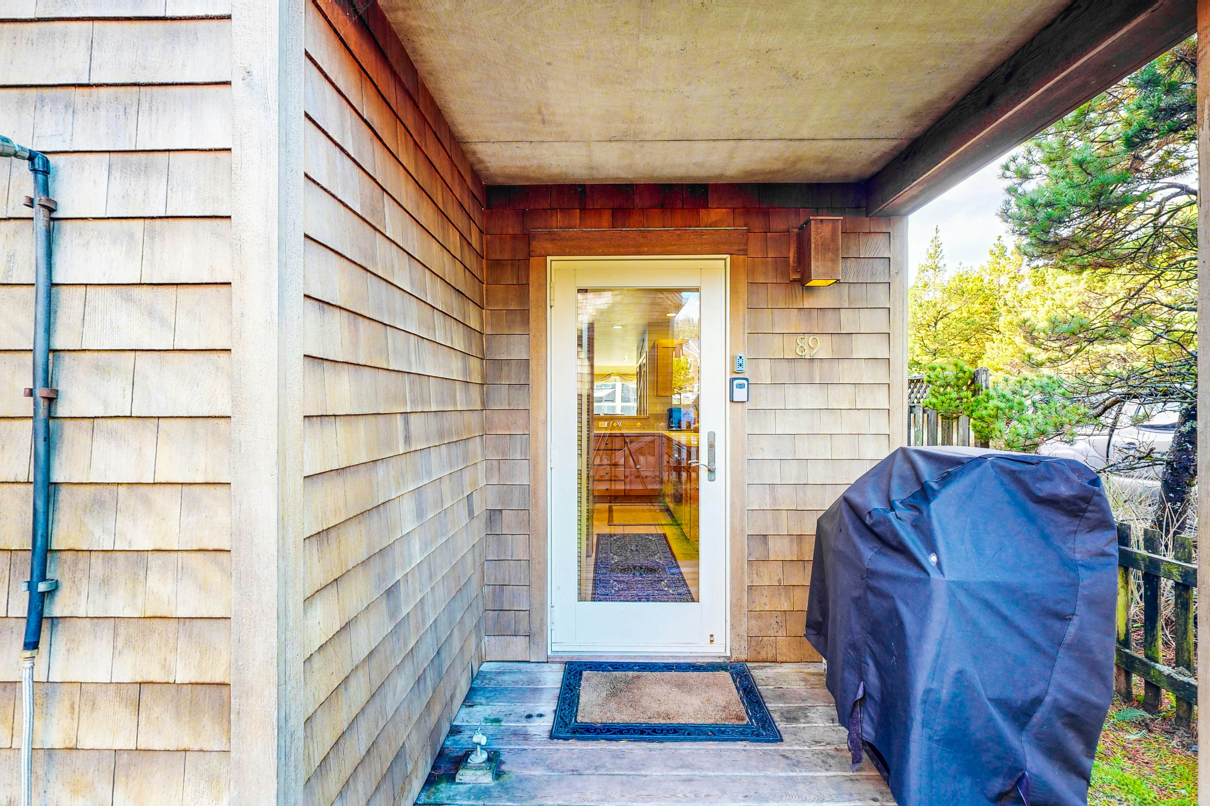 Coastal home walking distance to the beach with outdoor shower & fireplace