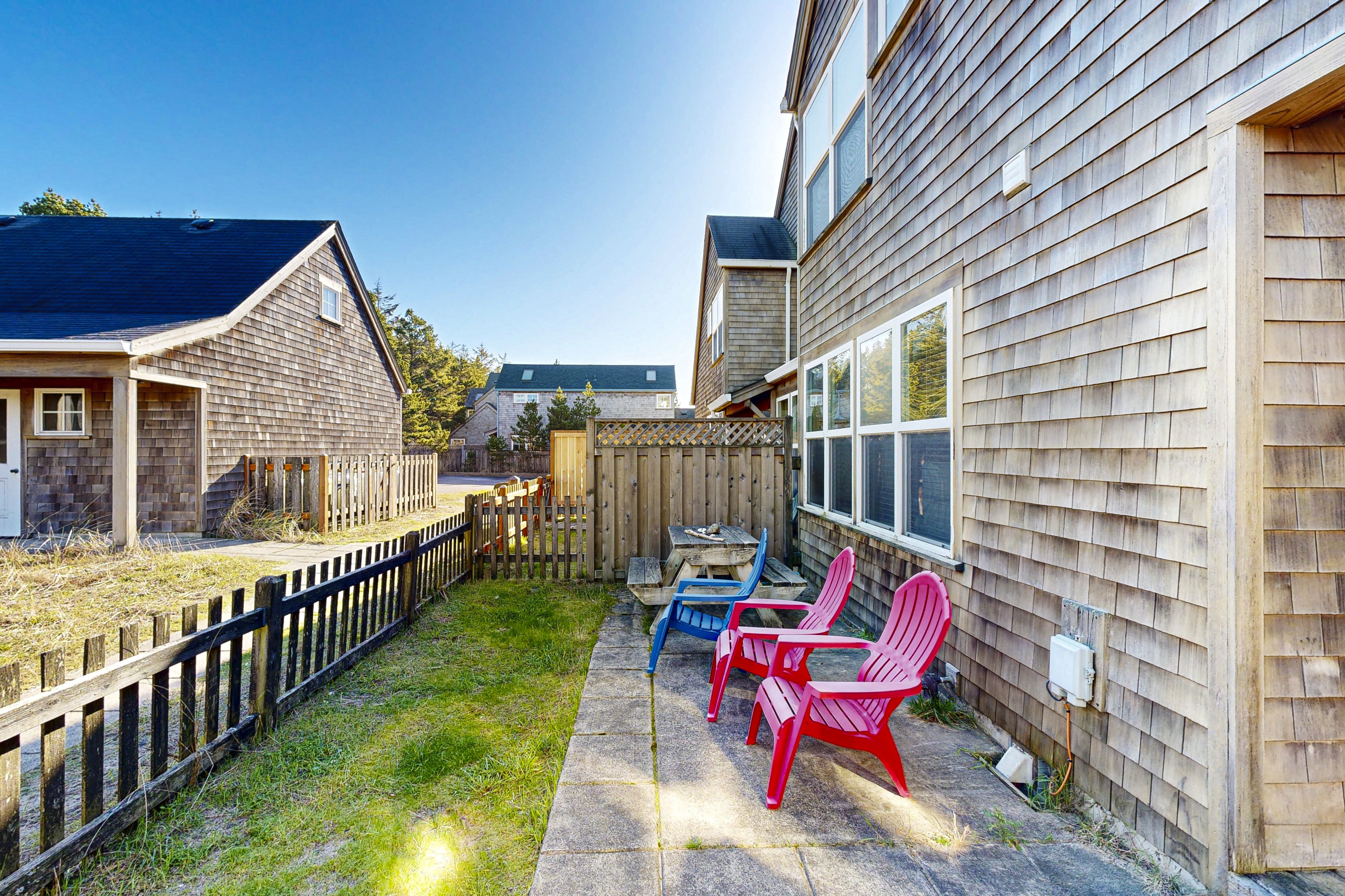Modern family friendly beach house walk to the ocean with bikes dogs OK