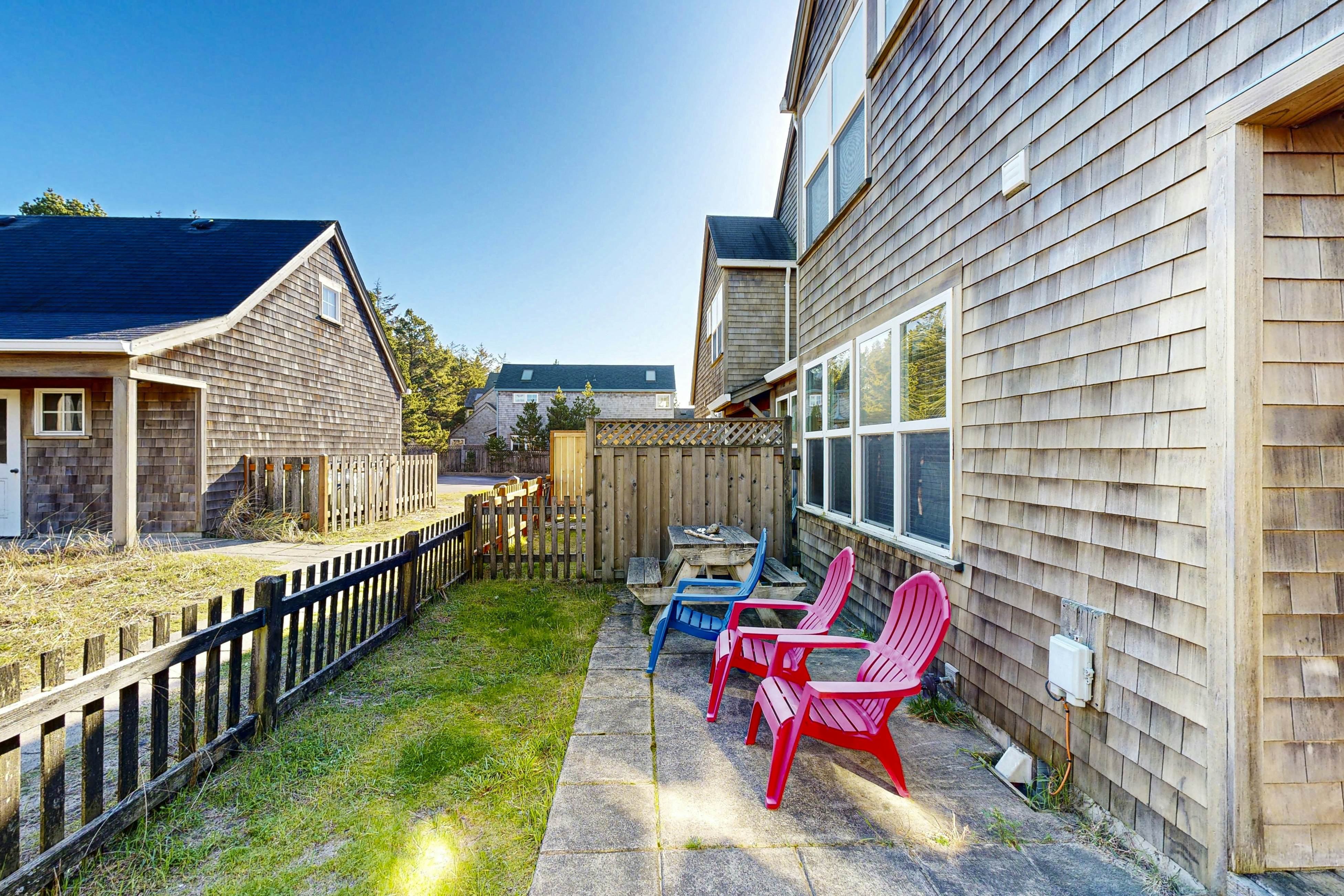 Modern family-friendly beach house, walk to the ocean, with bikes, dogs OK