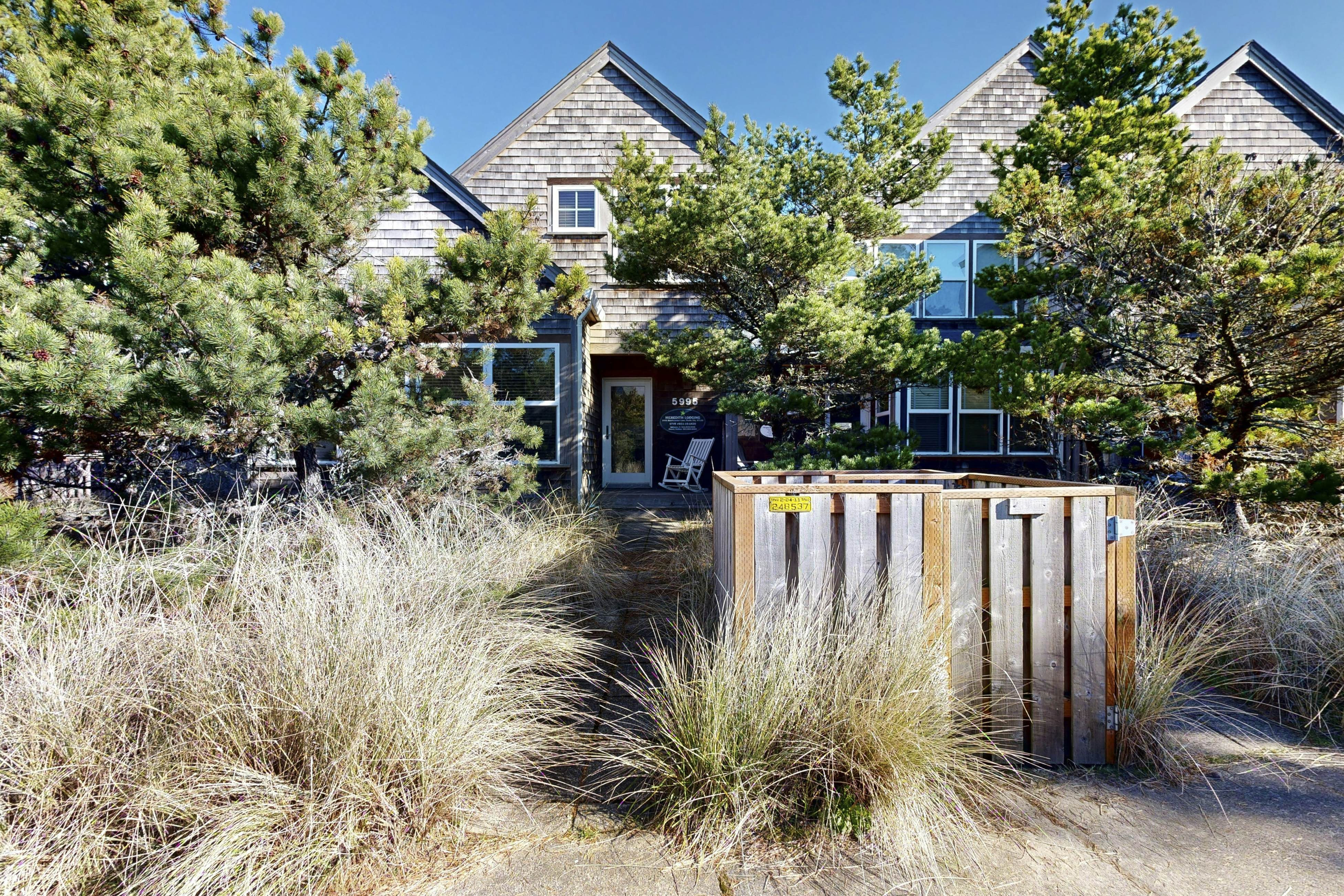 Modern family-friendly beach house, walk to the ocean, with bikes, dogs OK