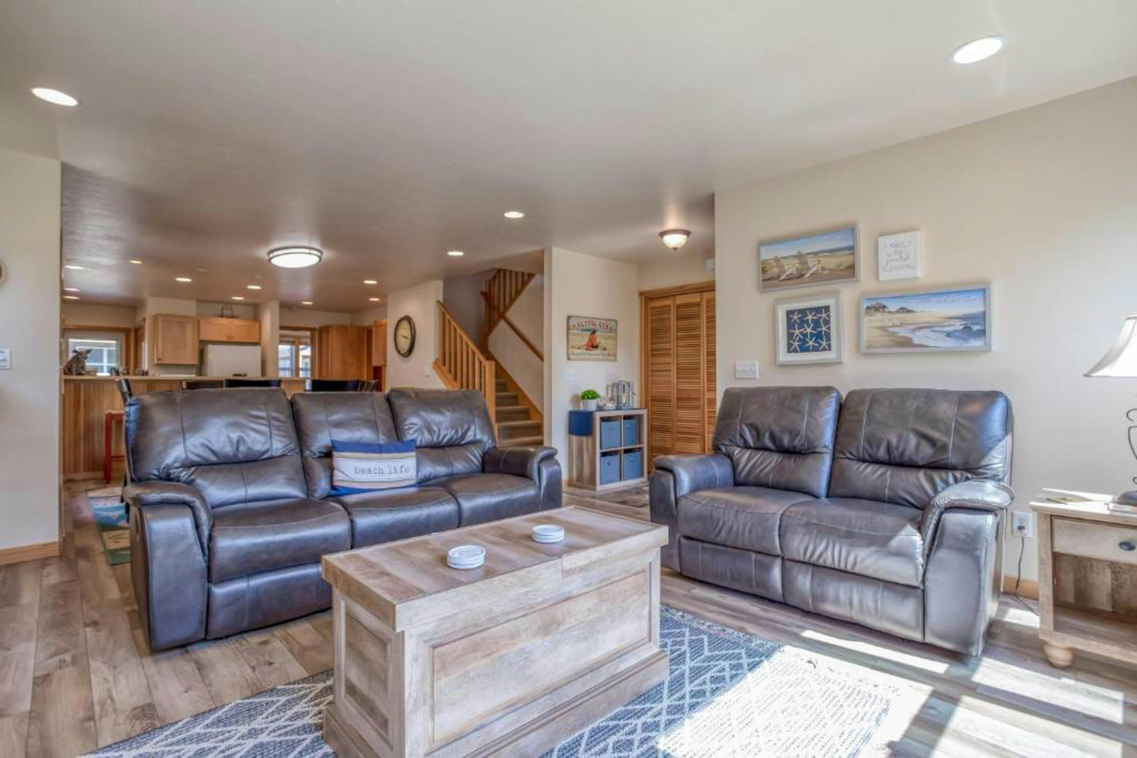 Modern family-friendly beach house, walk to the ocean, with bikes, dogs OK