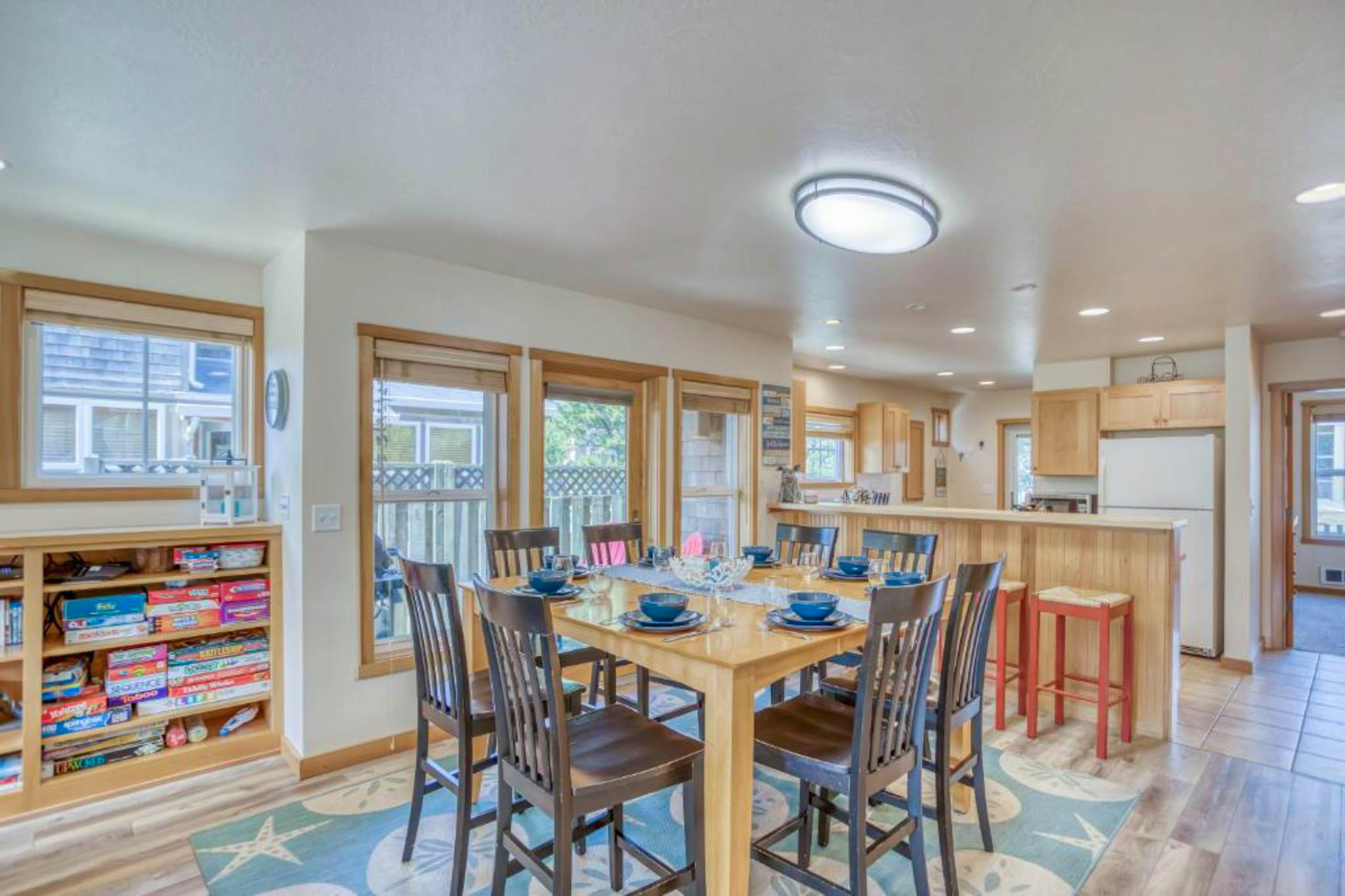 Modern family-friendly beach house, walk to the ocean, with bikes, dogs OK