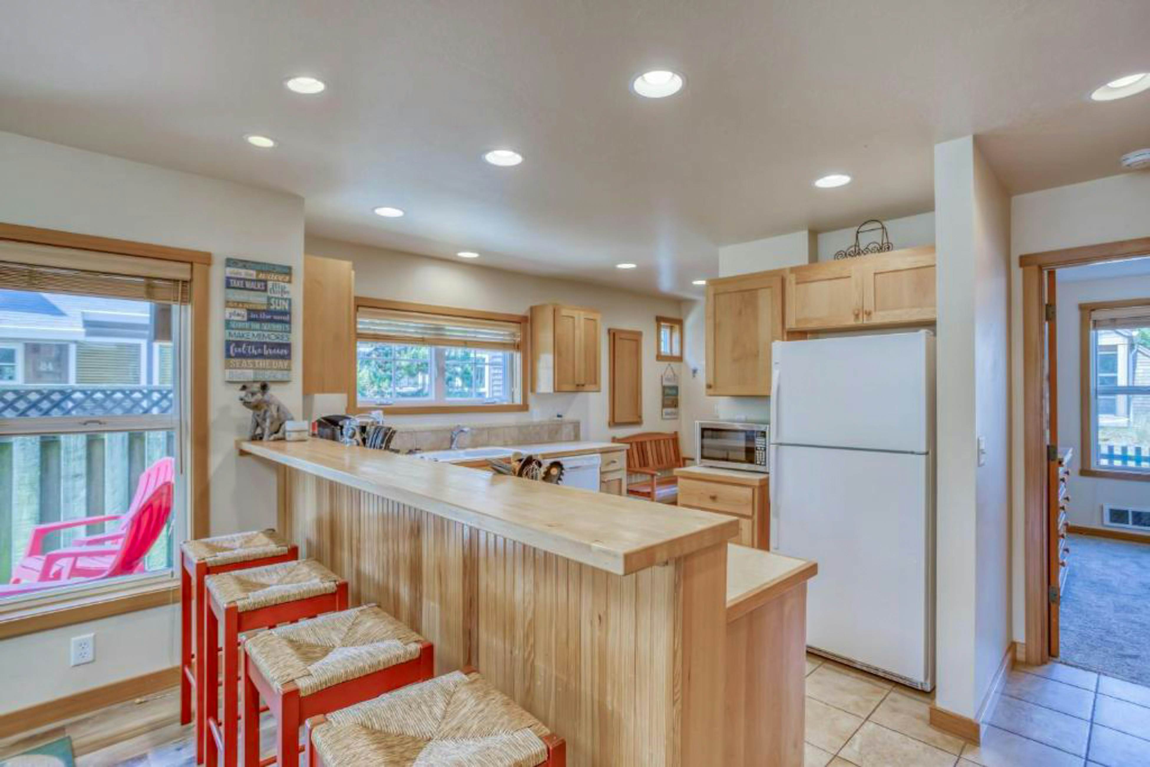 Modern family-friendly beach house, walk to the ocean, with bikes, dogs OK