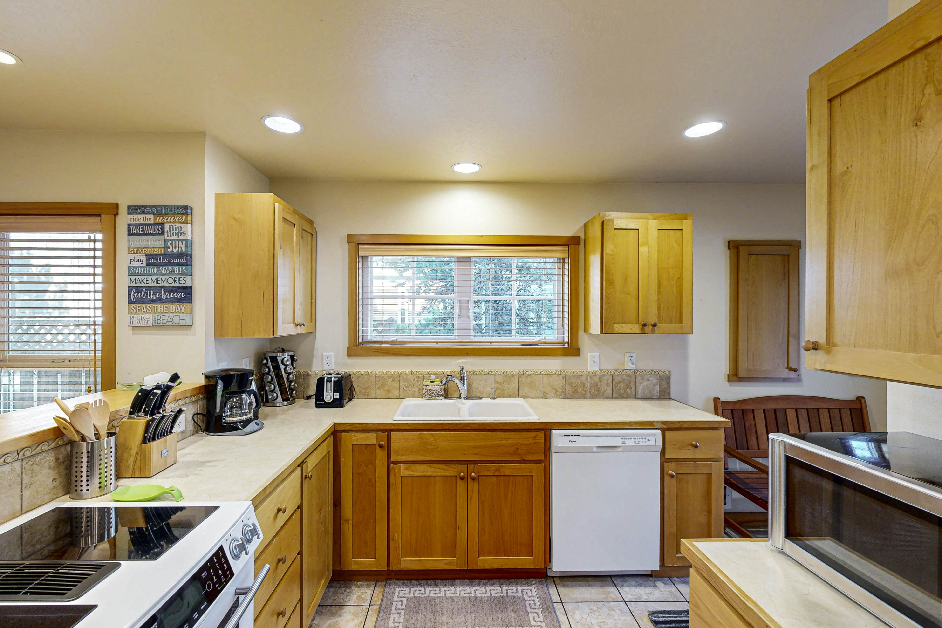 Modern family-friendly beach house, walk to the ocean, with bikes, dogs OK