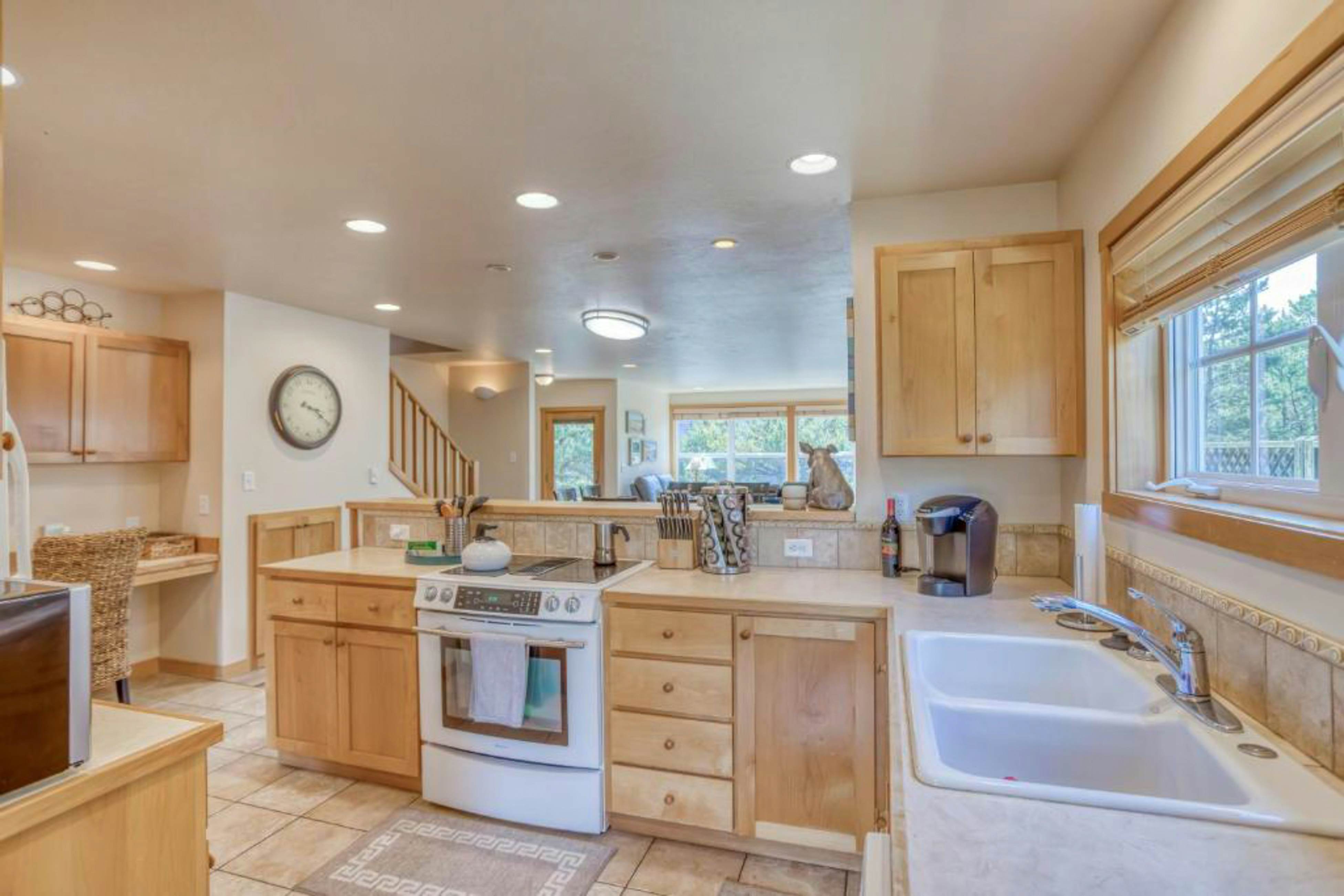 Modern family-friendly beach house, walk to the ocean, with bikes, dogs OK