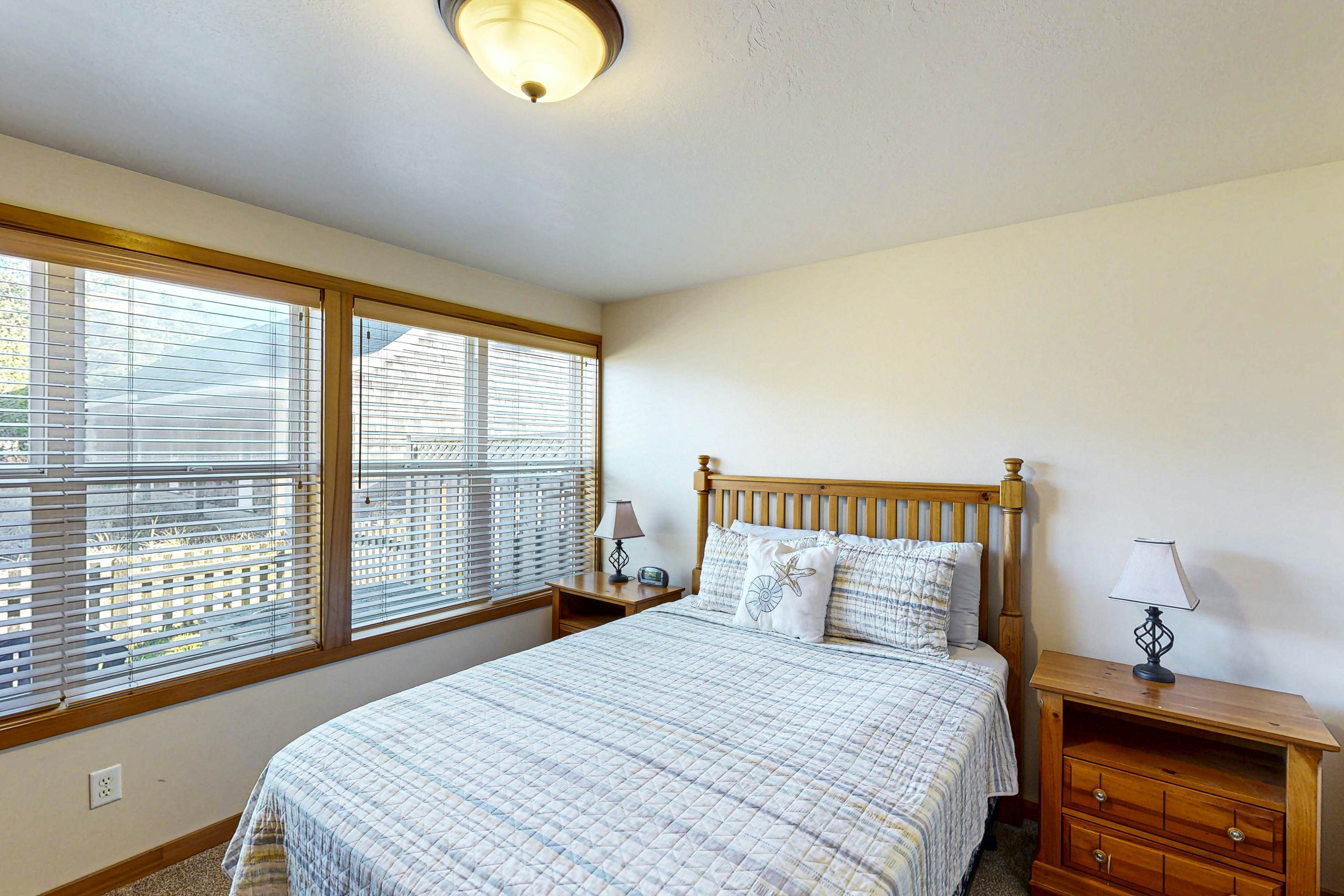 Modern family-friendly beach house, walk to the ocean, with bikes, dogs OK