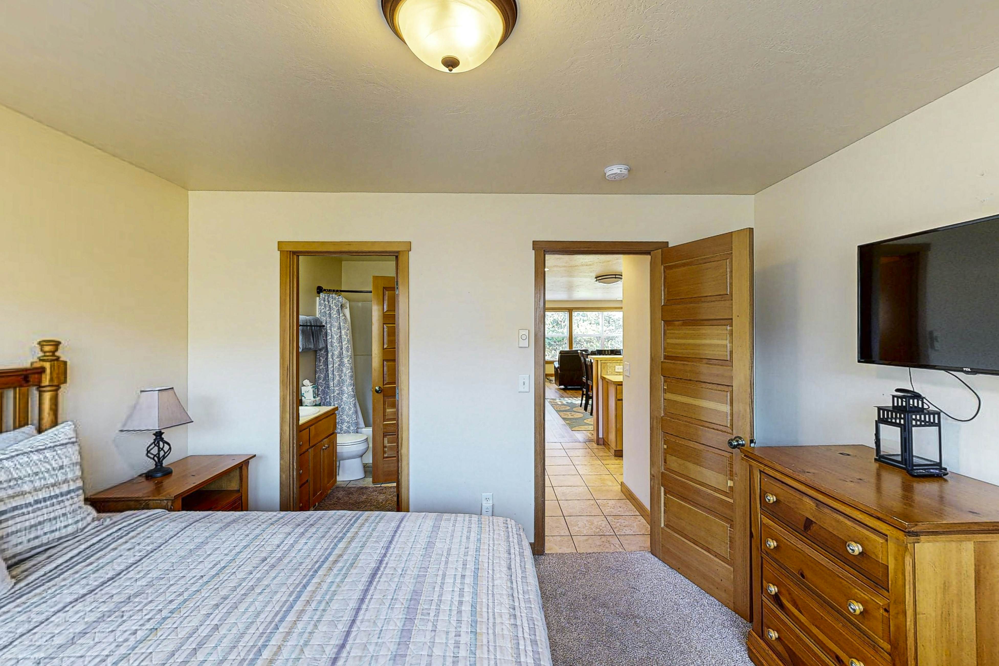 Modern family-friendly beach house, walk to the ocean, with bikes, dogs OK