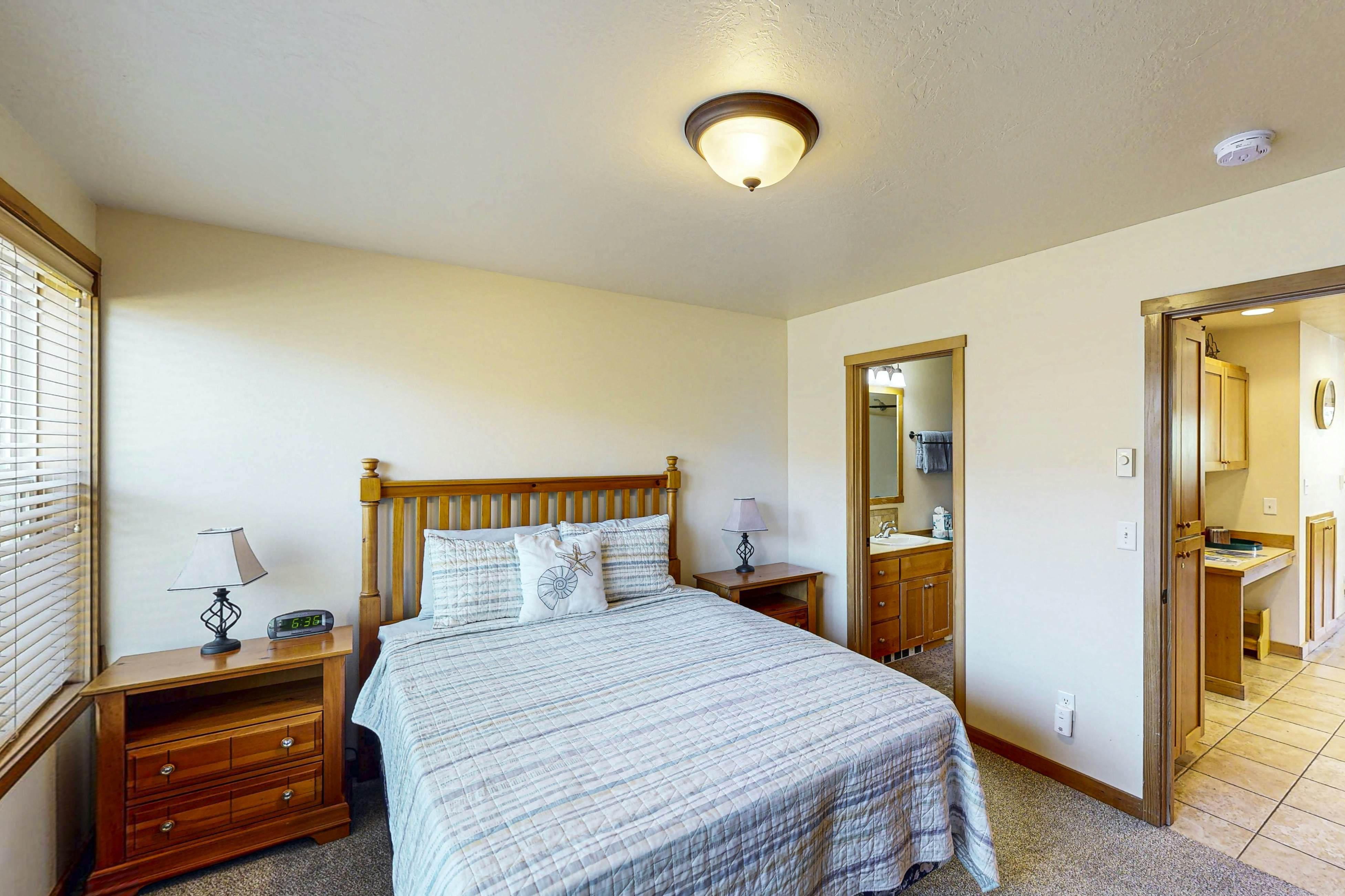 Modern family-friendly beach house, walk to the ocean, with bikes, dogs OK