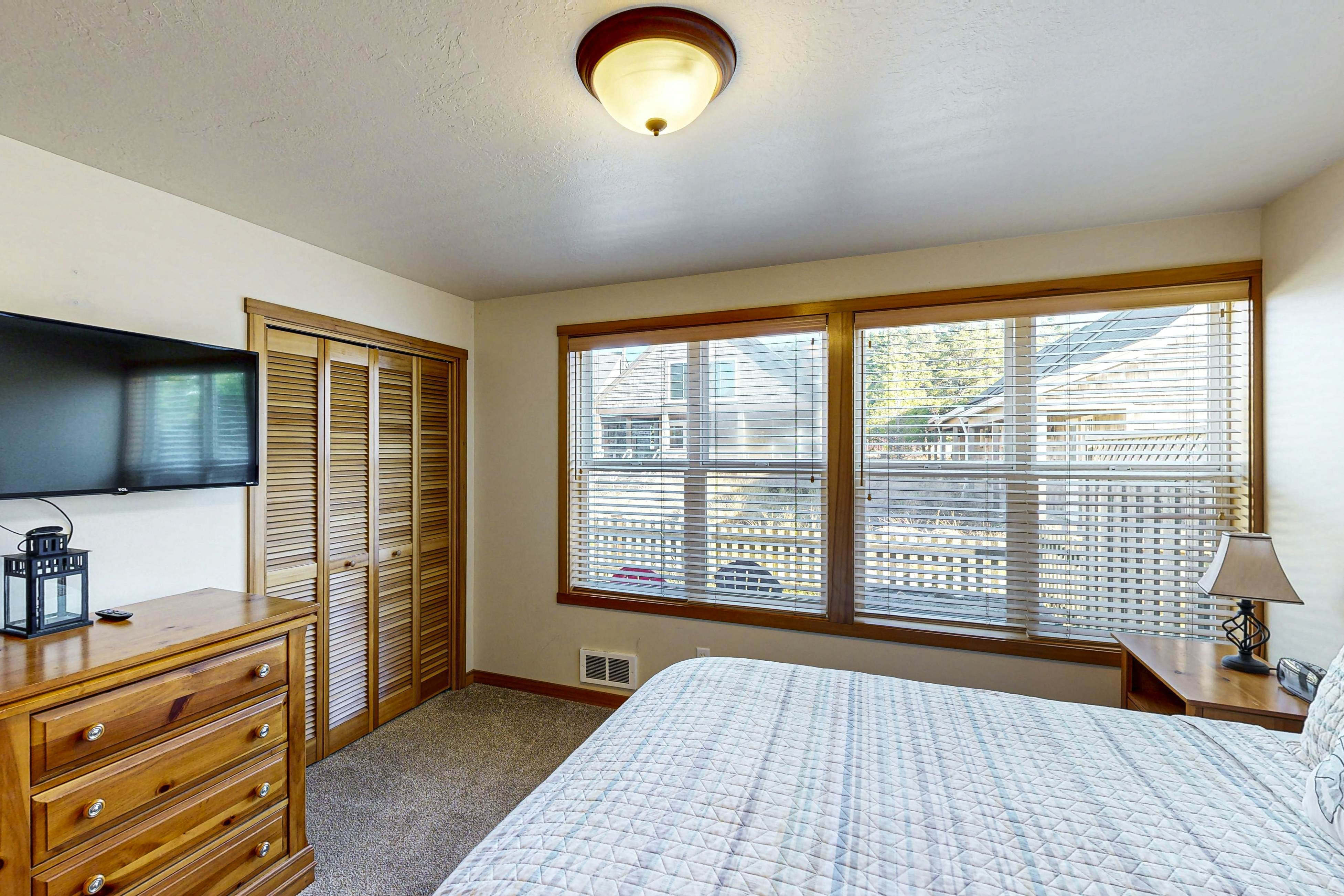 Modern family-friendly beach house, walk to the ocean, with bikes, dogs OK