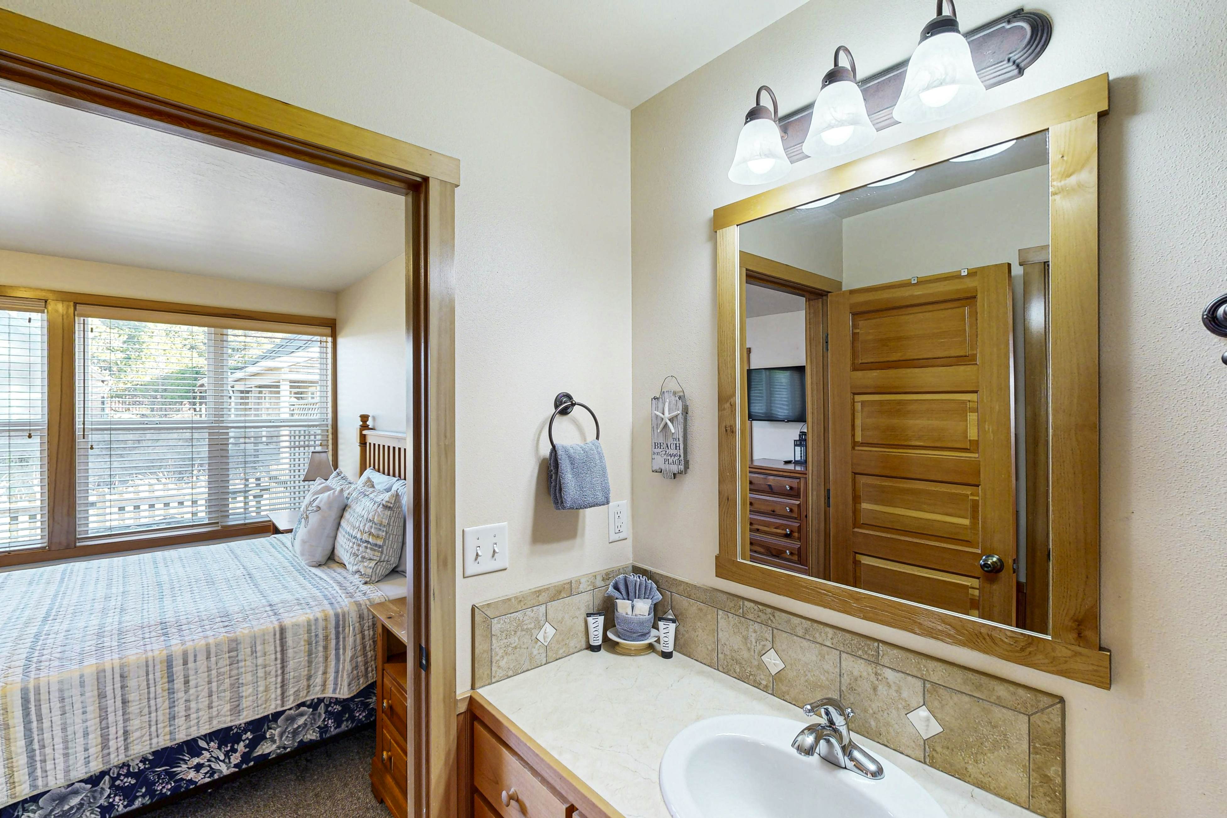 Modern family-friendly beach house, walk to the ocean, with bikes, dogs OK