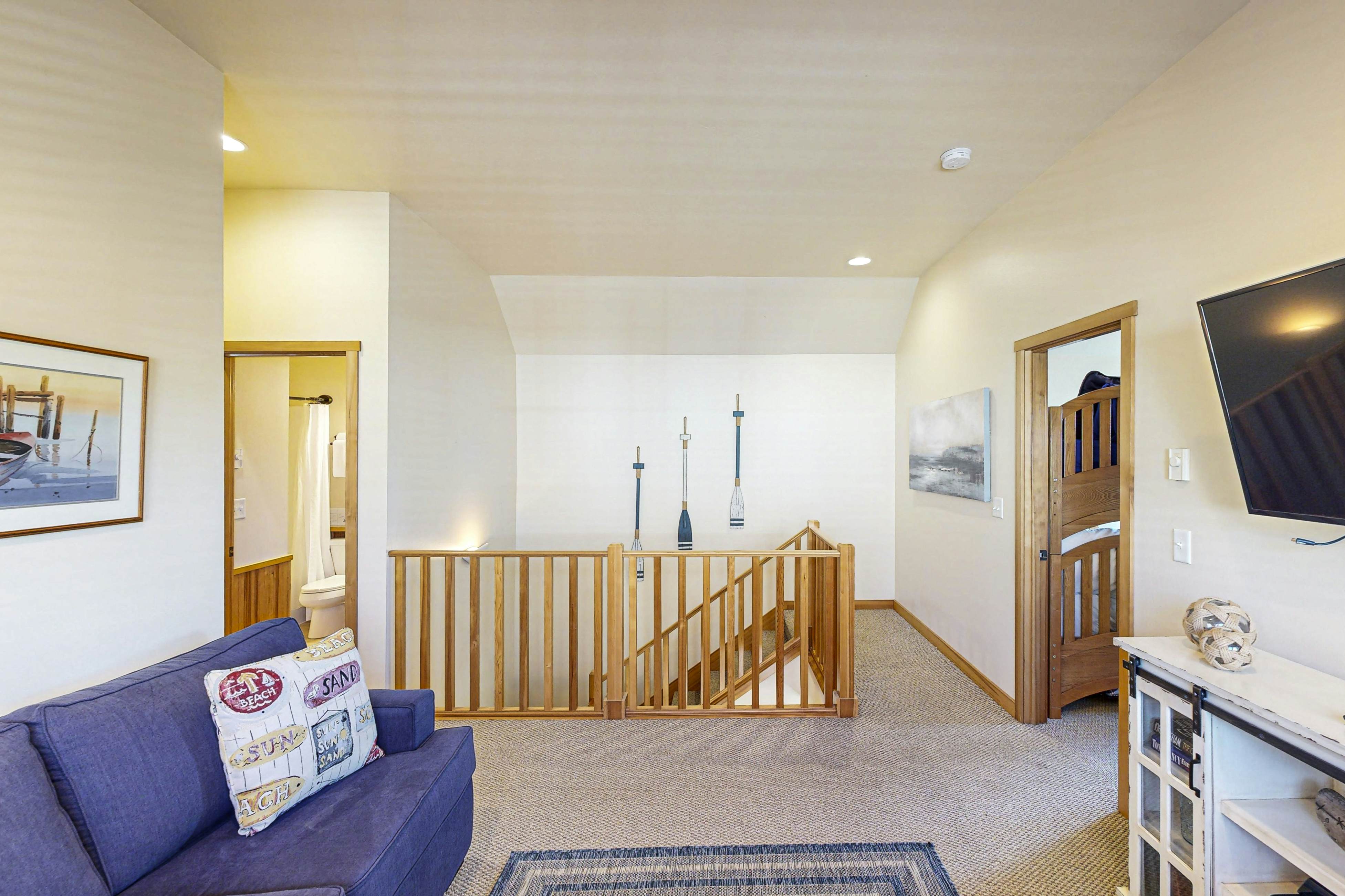 Modern family-friendly beach house, walk to the ocean, with bikes, dogs OK