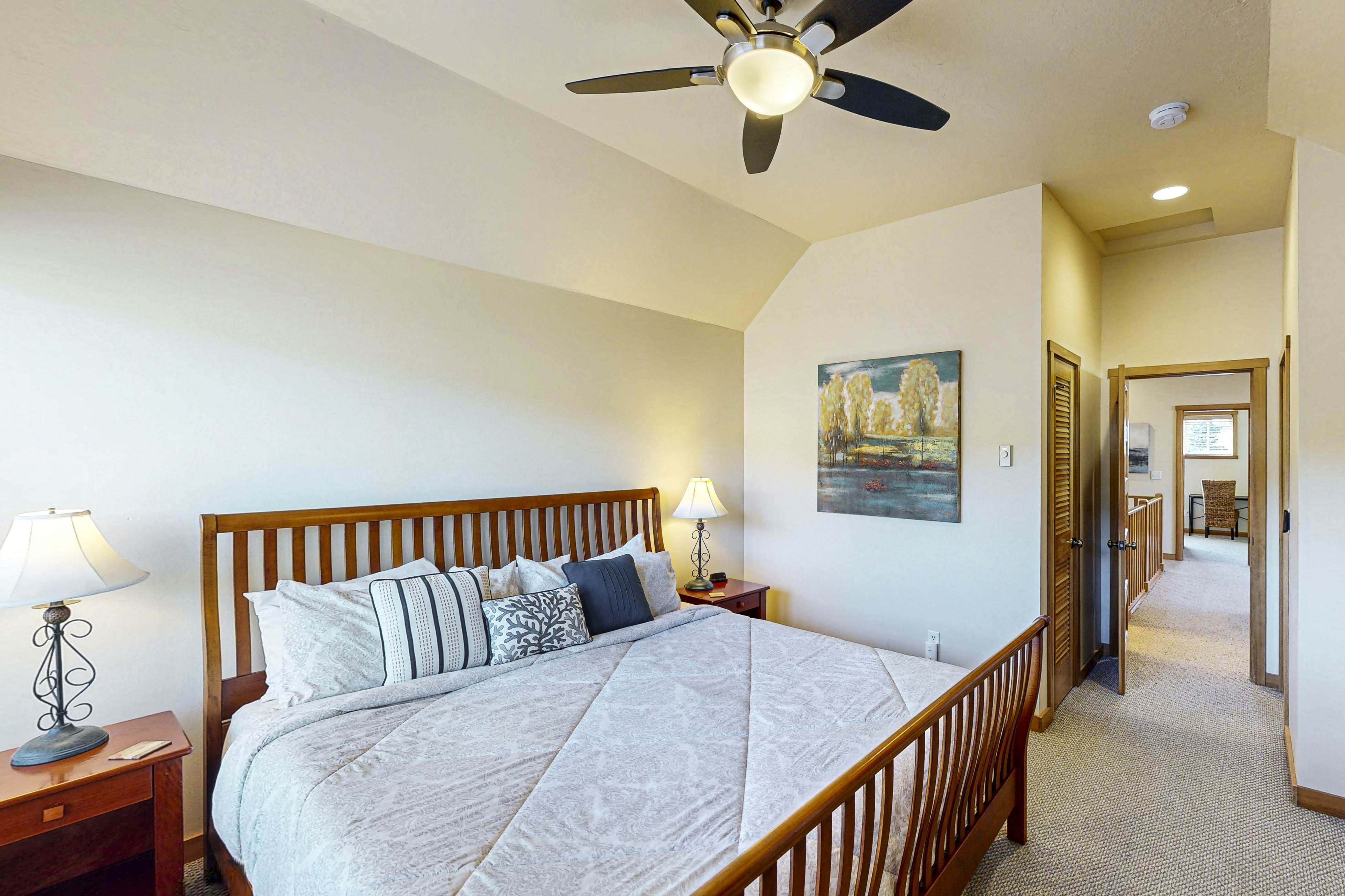 Modern family-friendly beach house, walk to the ocean, with bikes, dogs OK