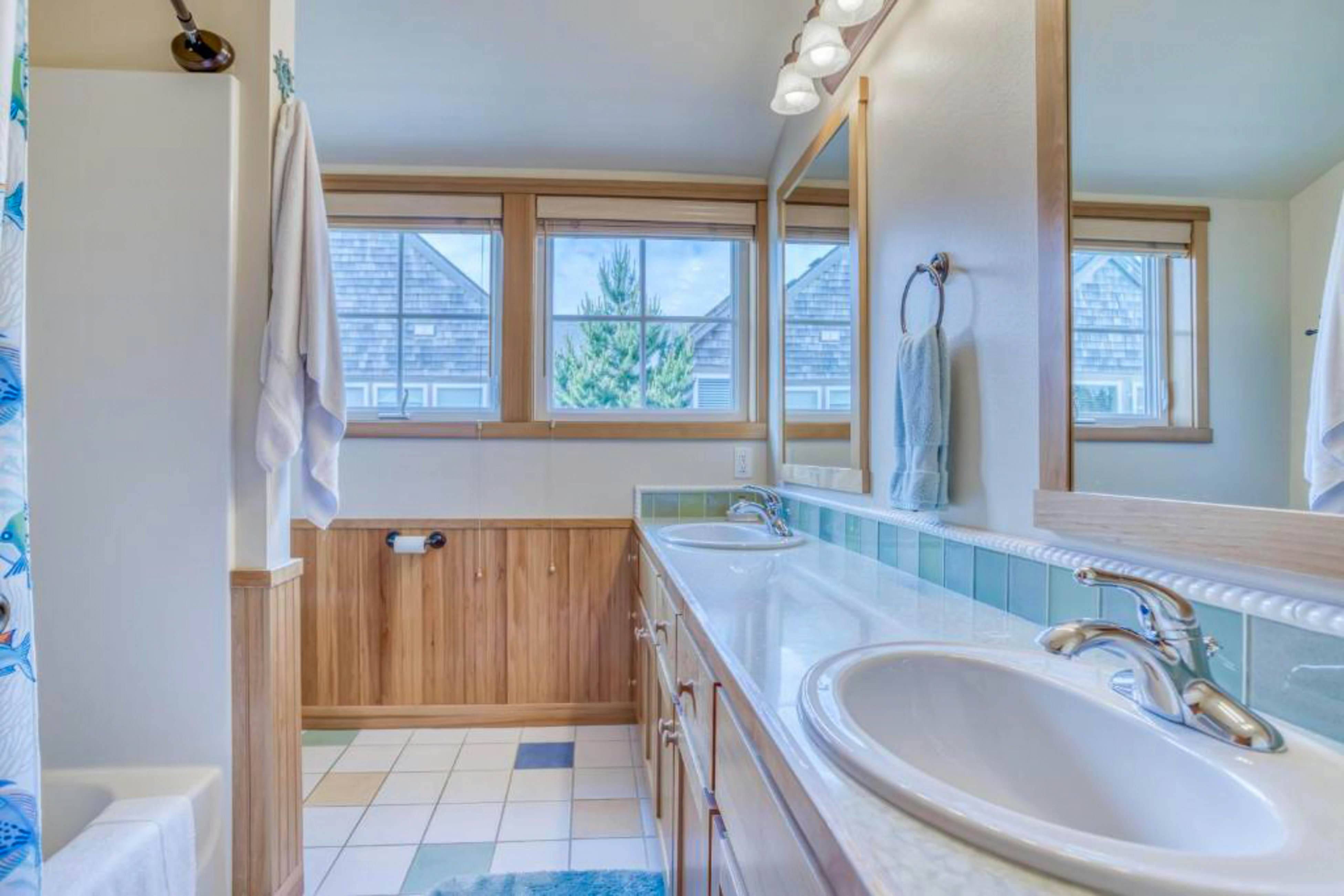 Modern family-friendly beach house, walk to the ocean, with bikes, dogs OK