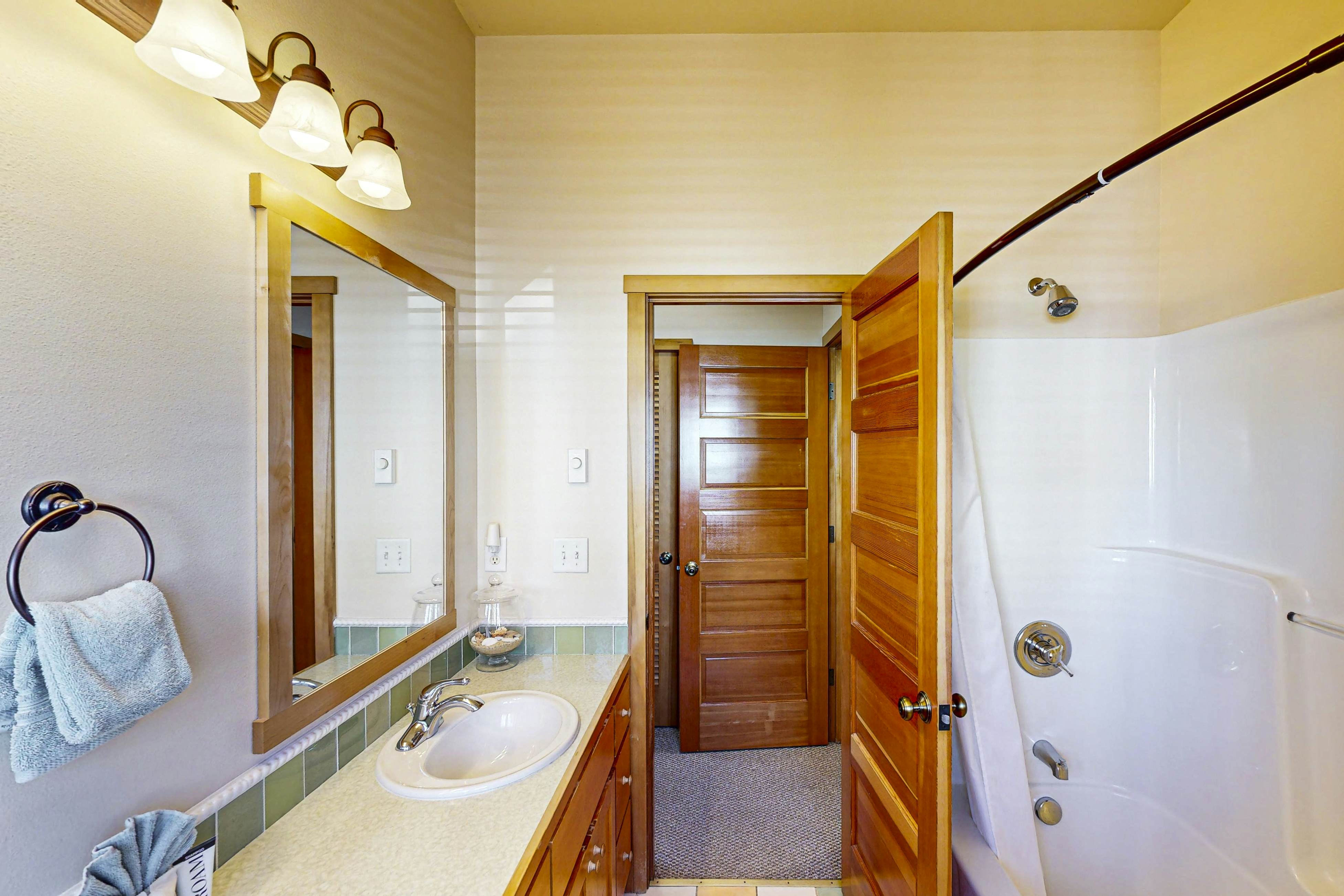 Modern family-friendly beach house, walk to the ocean, with bikes, dogs OK