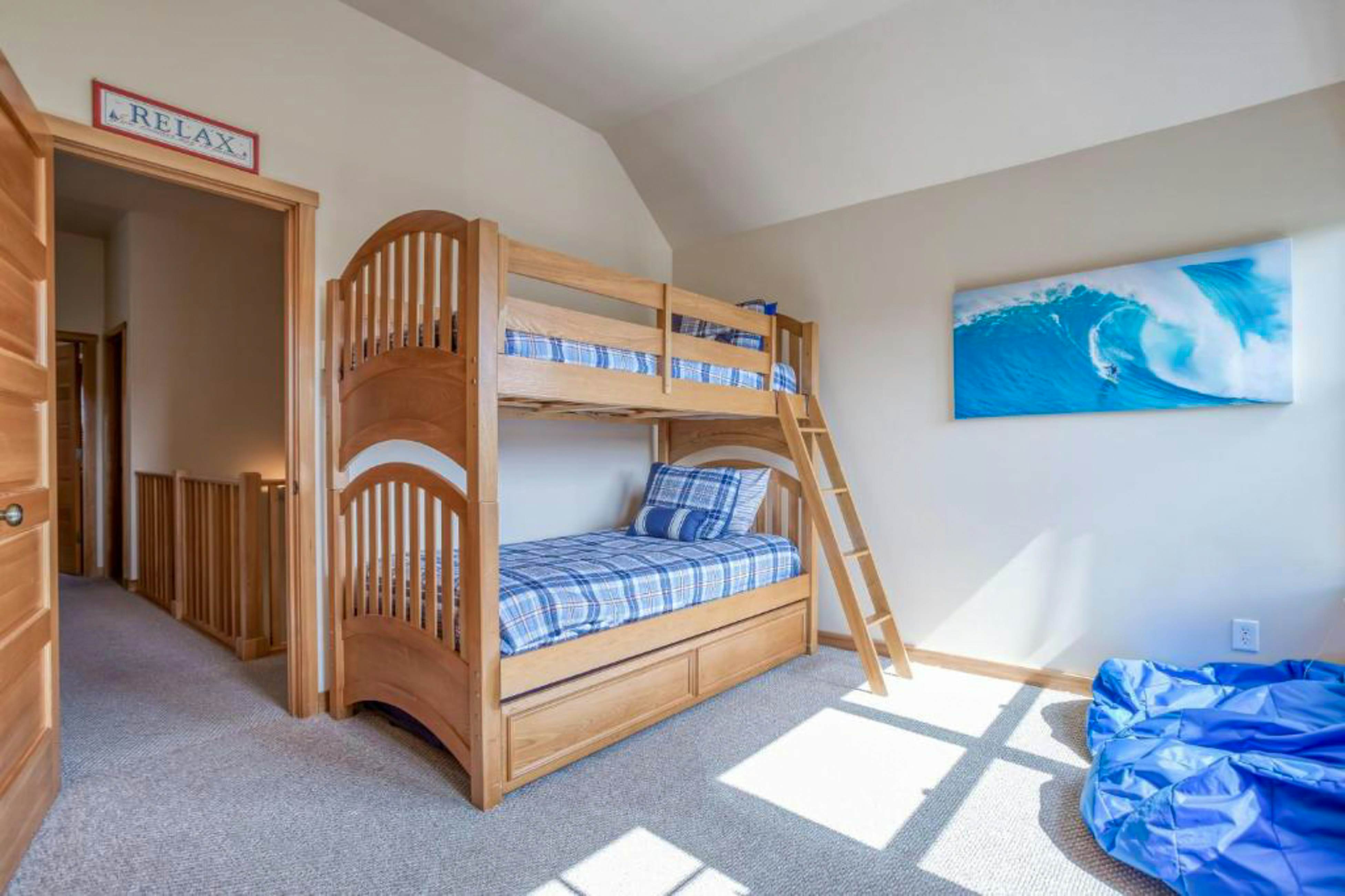 Modern family-friendly beach house, walk to the ocean, with bikes, dogs OK