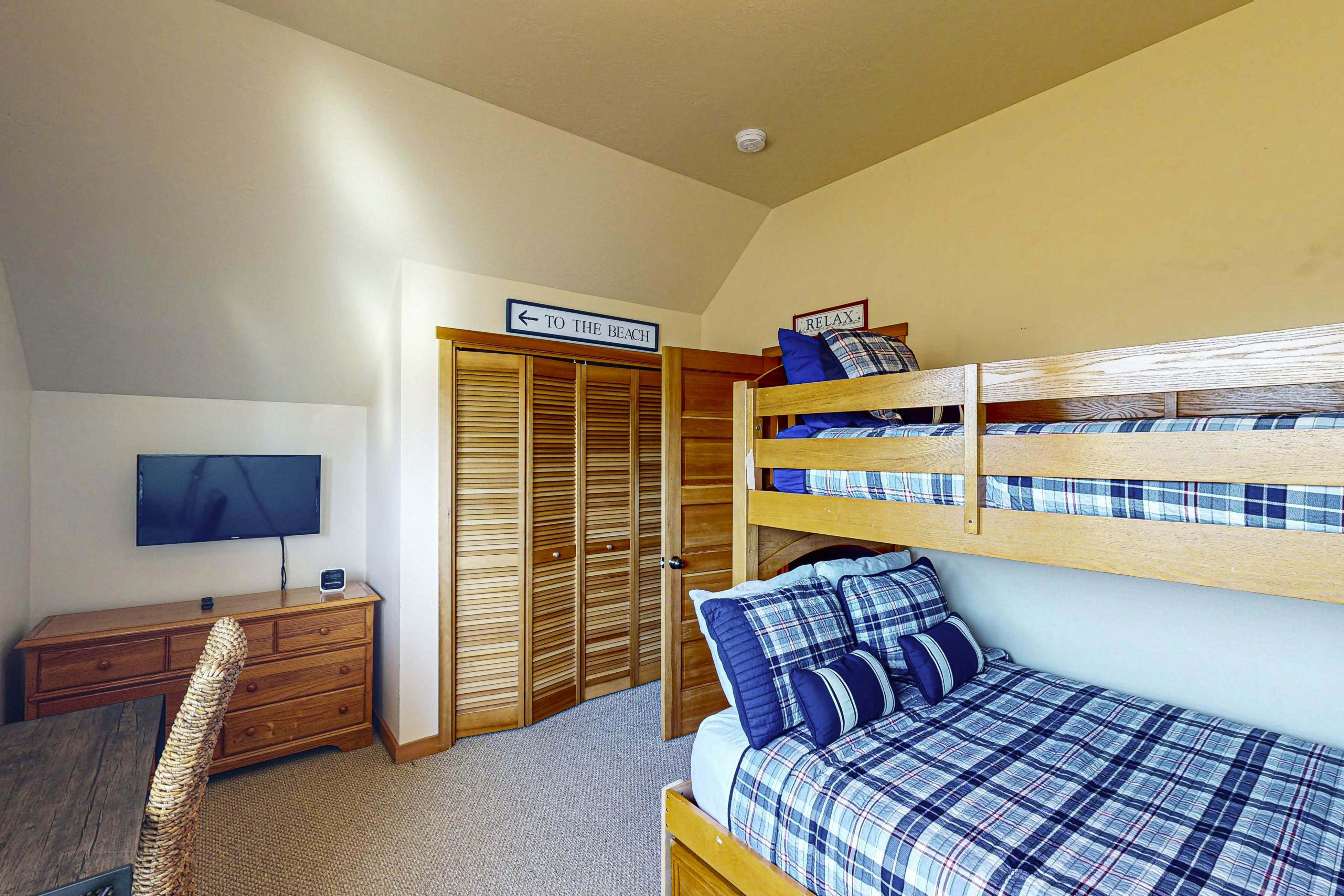 Modern family-friendly beach house, walk to the ocean, with bikes, dogs OK