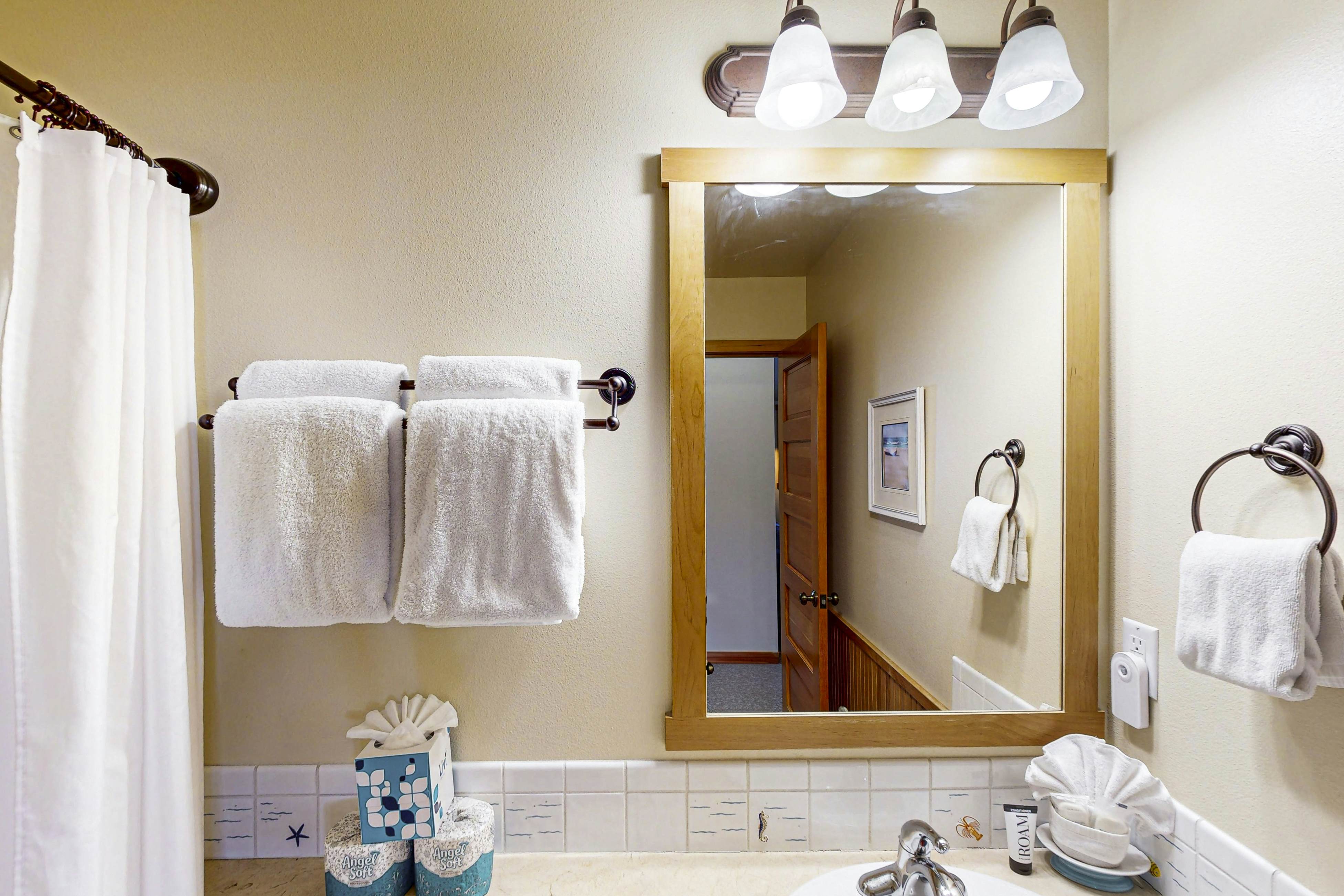 Modern family-friendly beach house, walk to the ocean, with bikes, dogs OK