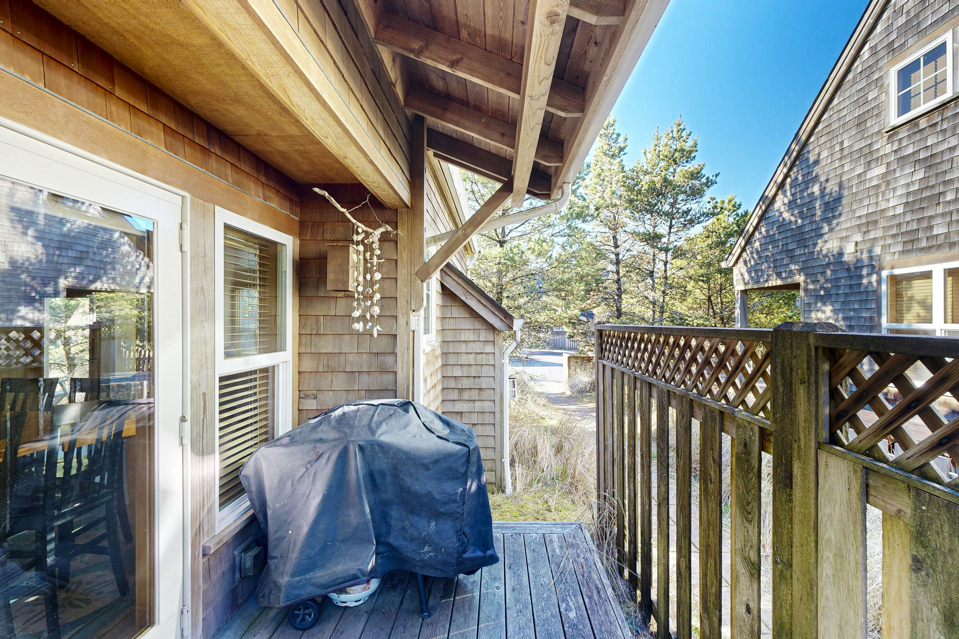 Modern family-friendly beach house, walk to the ocean, with bikes, dogs OK