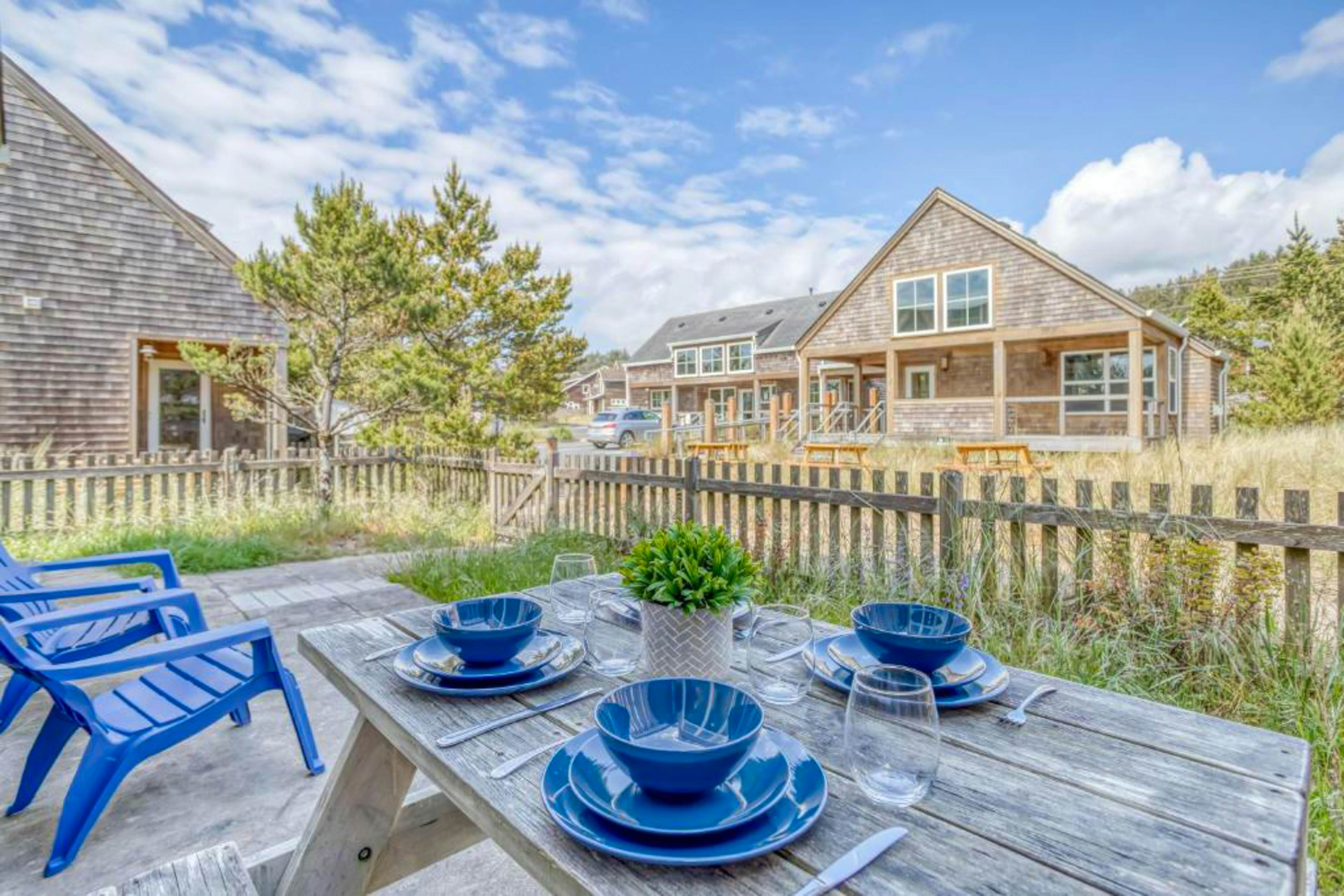 Modern family-friendly beach house, walk to the ocean, with bikes, dogs OK