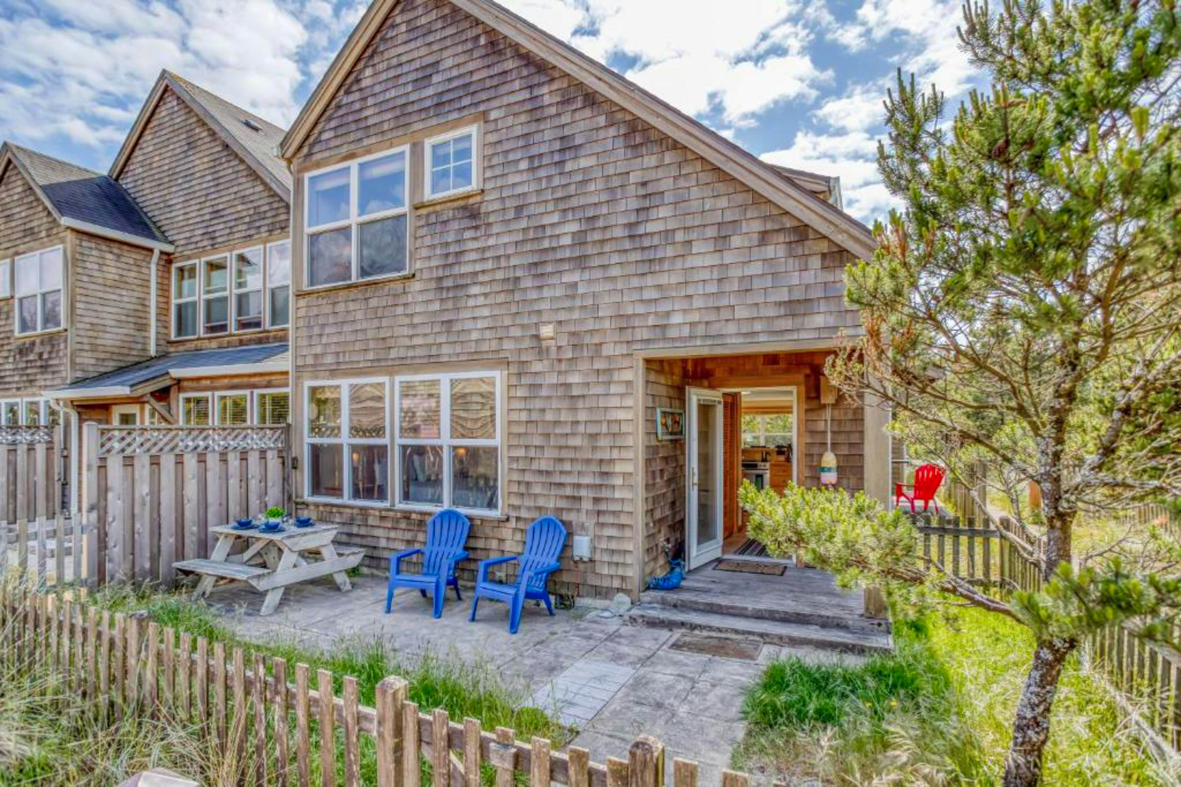 Modern family-friendly beach house, walk to the ocean, with bikes, dogs OK