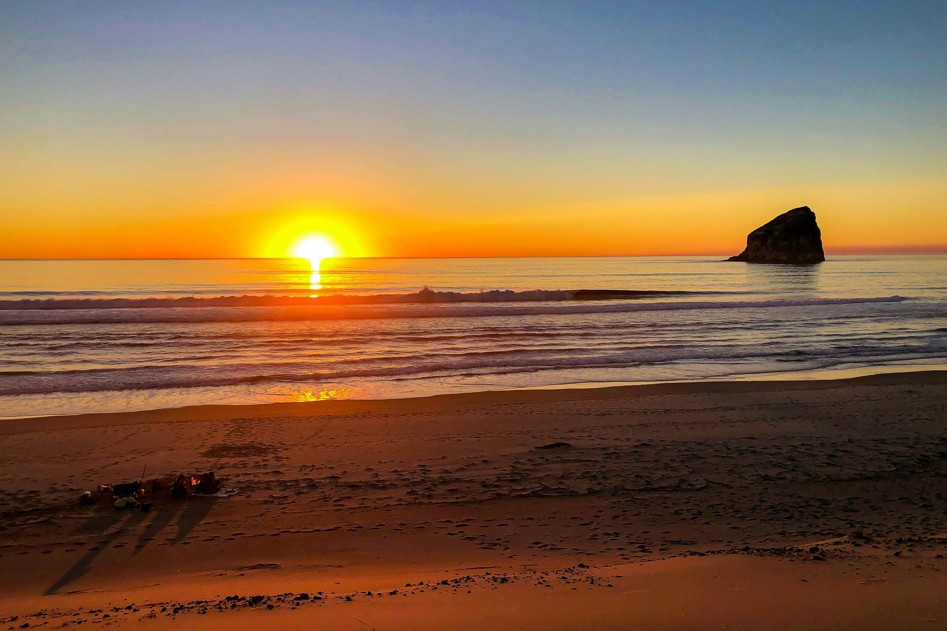 Modern family-friendly beach house, walk to the ocean, with bikes, dogs OK