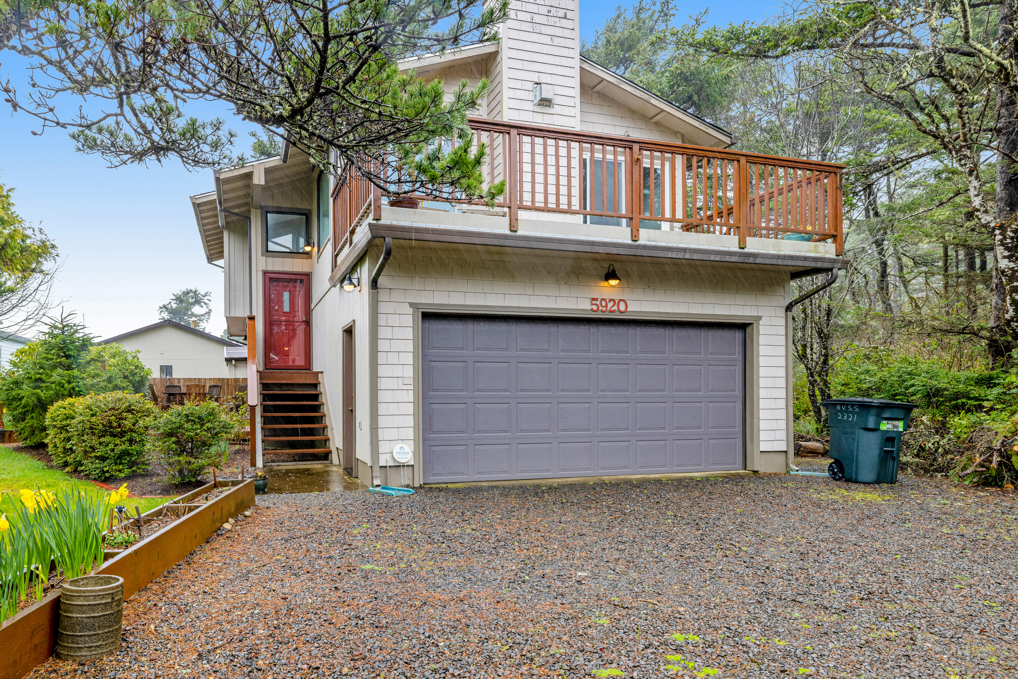 Home with gas fireplace washer dryer and 2 outdoor spaces walk to beach