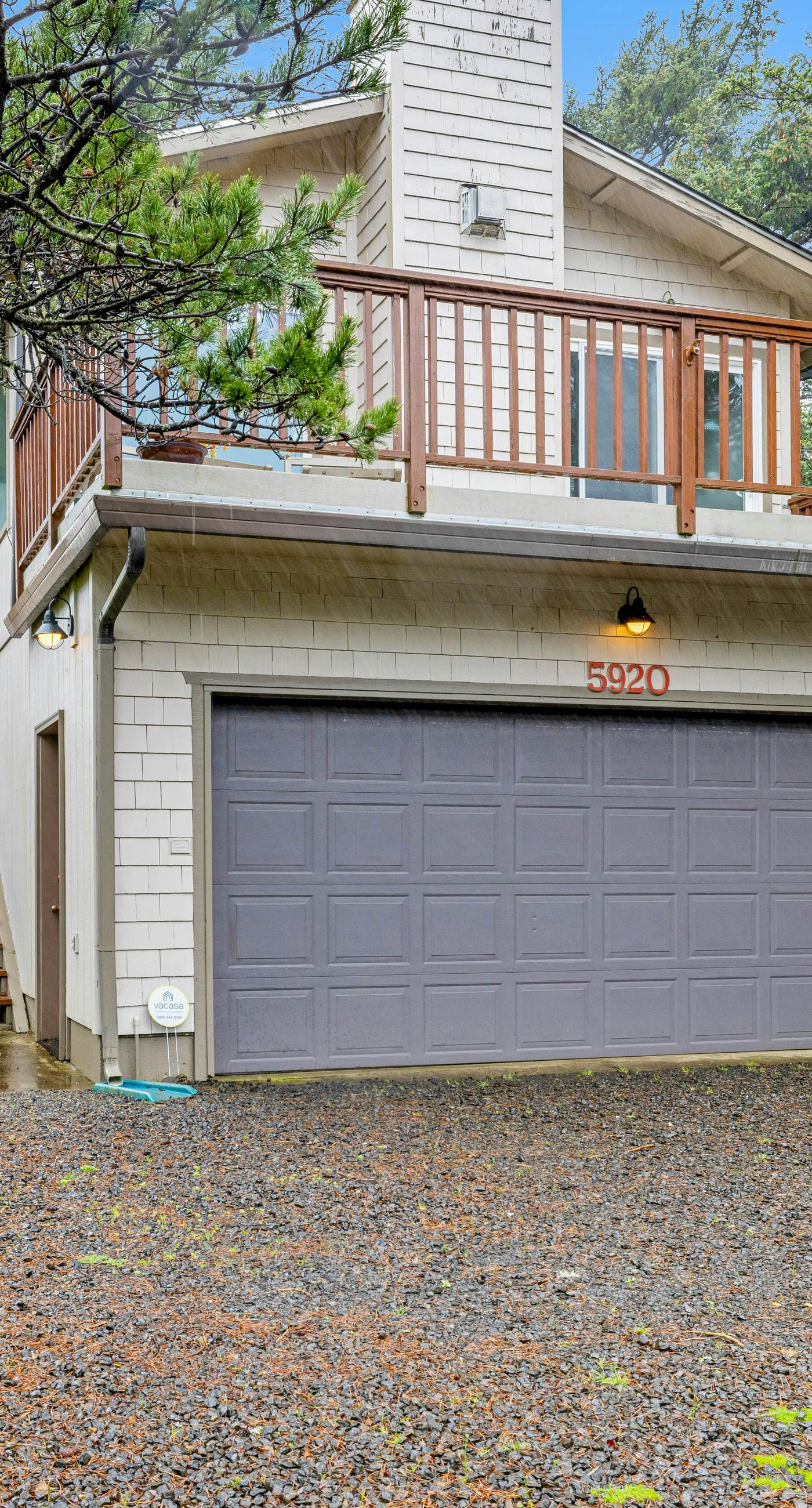 Home with gas fireplace washer dryer and 2 outdoor spaces walk to beach